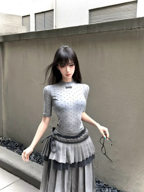 Retro Grey Polka Dot Sleeveless T-Shirt Top And Pleated Midi Skirt Two-Piece Set for Women Summer Fashion Outfit
Retro Grey Polka Dot Sleeveless T-Shirt Top And Pleated Midi Skirt Two-Piece Set for Women Summer Fashion Outfit