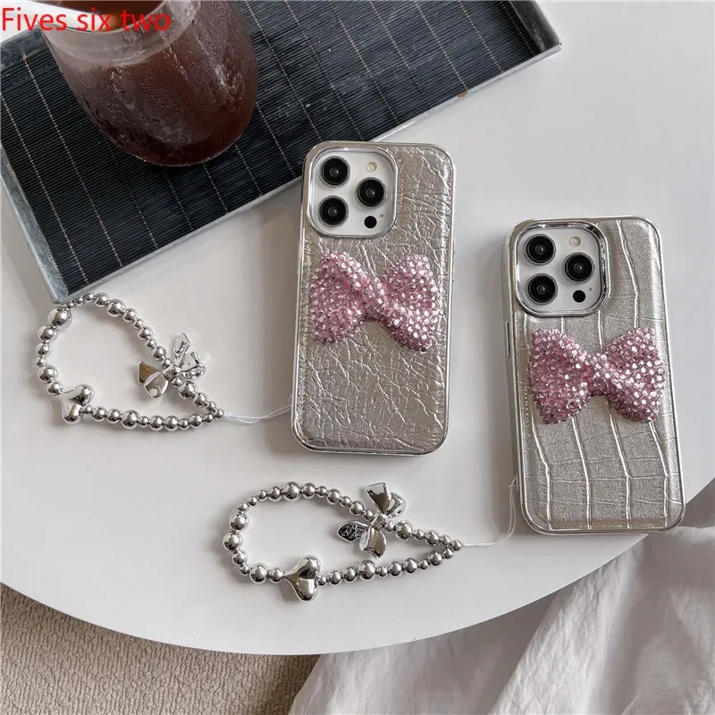 Роскошные блестящие 3D чехлы для телефона со стразами и бантом для iPhone 15 Pro Max чехол 14 13 12 11 Женский мягкий чехол-накладка с браслетом
Роскошные блестящие 3D чехлы для телефона со стразами и бантом для iPhone 15 Pro Max чехол 14 13 12 11 Женский мягкий чехол-накладка с браслетом