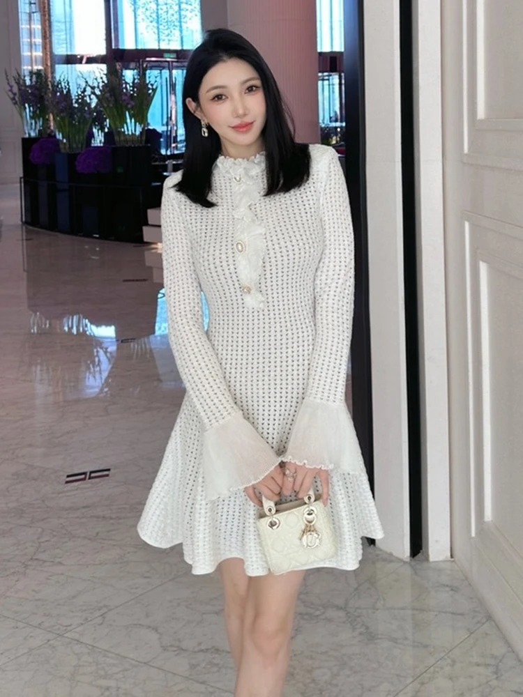 Ruffled bell-sleeved knitted women's dress, elegant and fashionable white party and banquet dress, 2026 Spring new arrival.
Ruffled bell-sleeved knitted women's dress, elegant and fashionable white party and banquet dress, 2026 Spring new arrival.