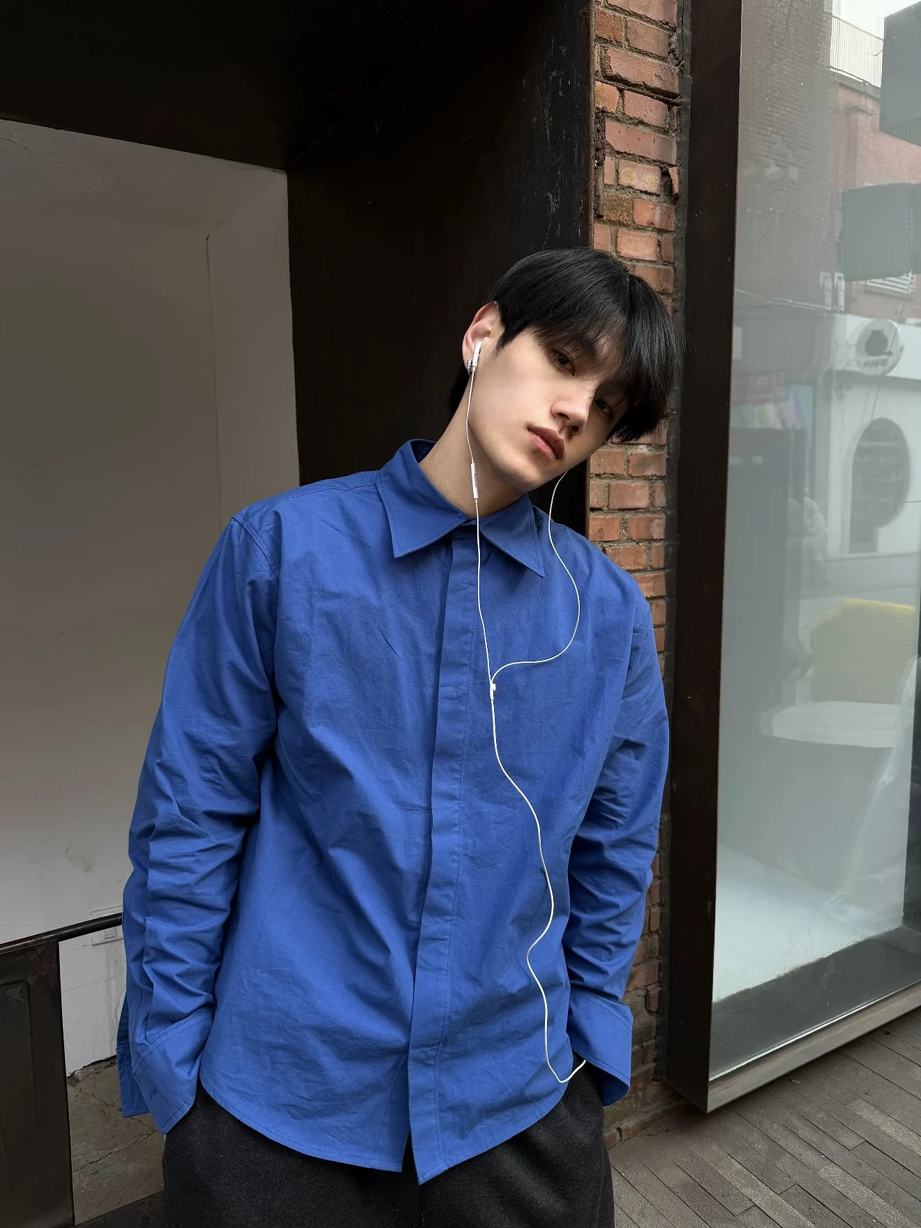 Retro American Pure Color Simple Bone Feeling Elegant Handsome Shirt Unisex Spring Summer Casual Loose Cotton Shirt for Couples
Retro American Pure Color Simple Bone Feeling Elegant Handsome Shirt Unisex Spring Summer Casual Loose Cotton Shirt for Couples