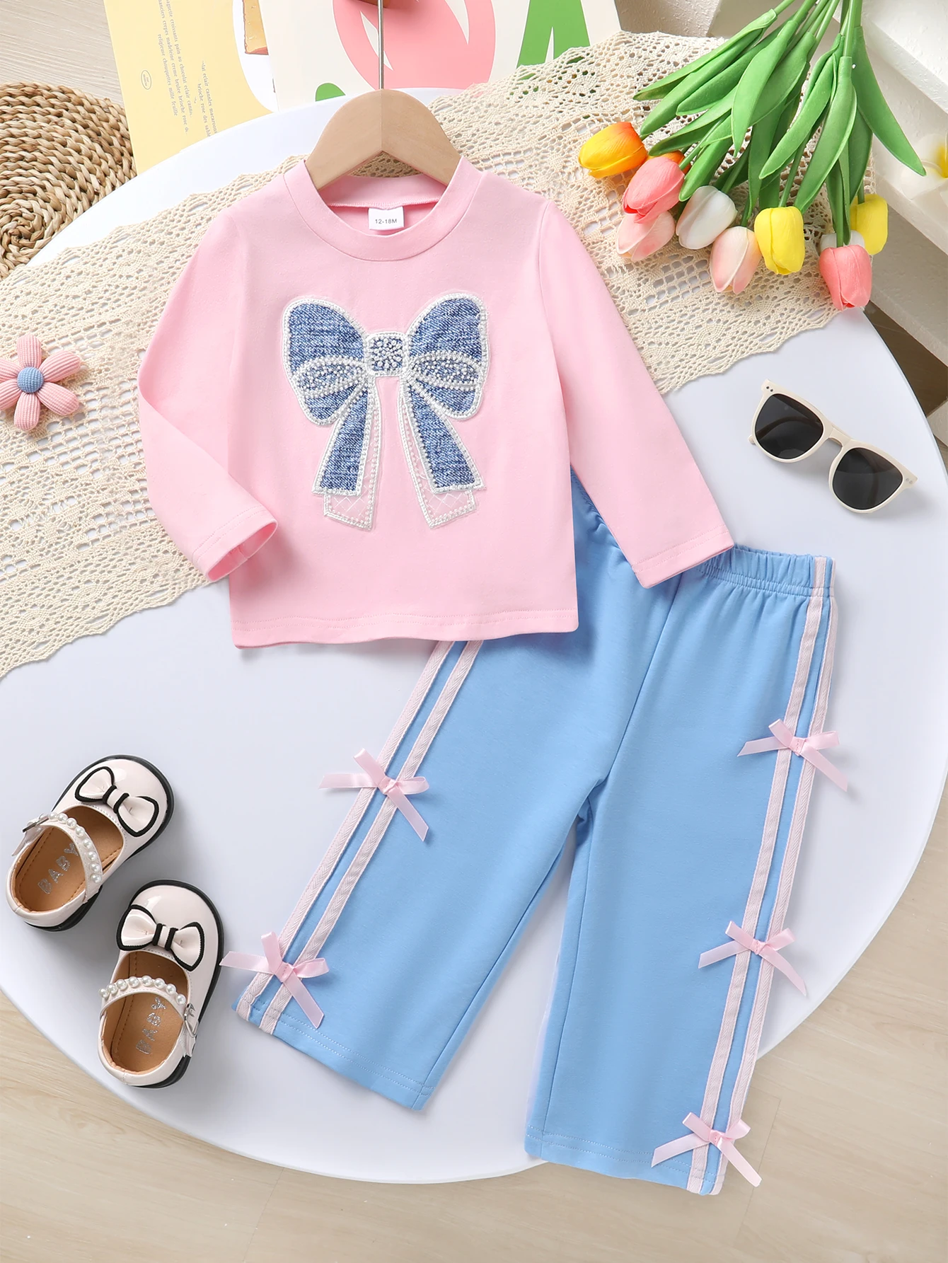 Осенний модный комплект из 2 предметов для маленьких девочек: милый свитшот с вышитой нашивкой, круглым вырезом и длинными рукавами, а также повседневные брюки с бантом.
Осенний модный комплект из 2 предметов для маленьких девочек: милый свитшот с вышитой нашивкой, круглым вырезом и длинными рукавами, а также повседневные брюки с бантом.