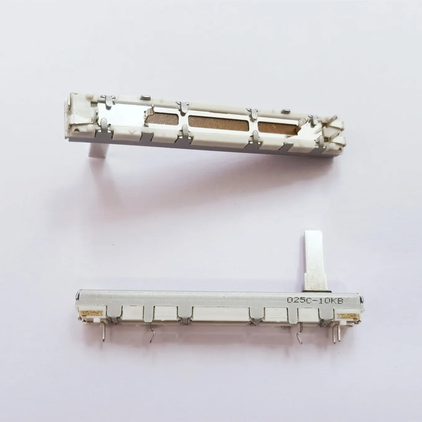 Original New 100% RS45111A6A08 single straight slide potentiometer B10K shaft length 15MM (SWITCH)
Original New 100% RS45111A6A08 single straight slide potentiometer B10K shaft length 15MM (SWITCH)