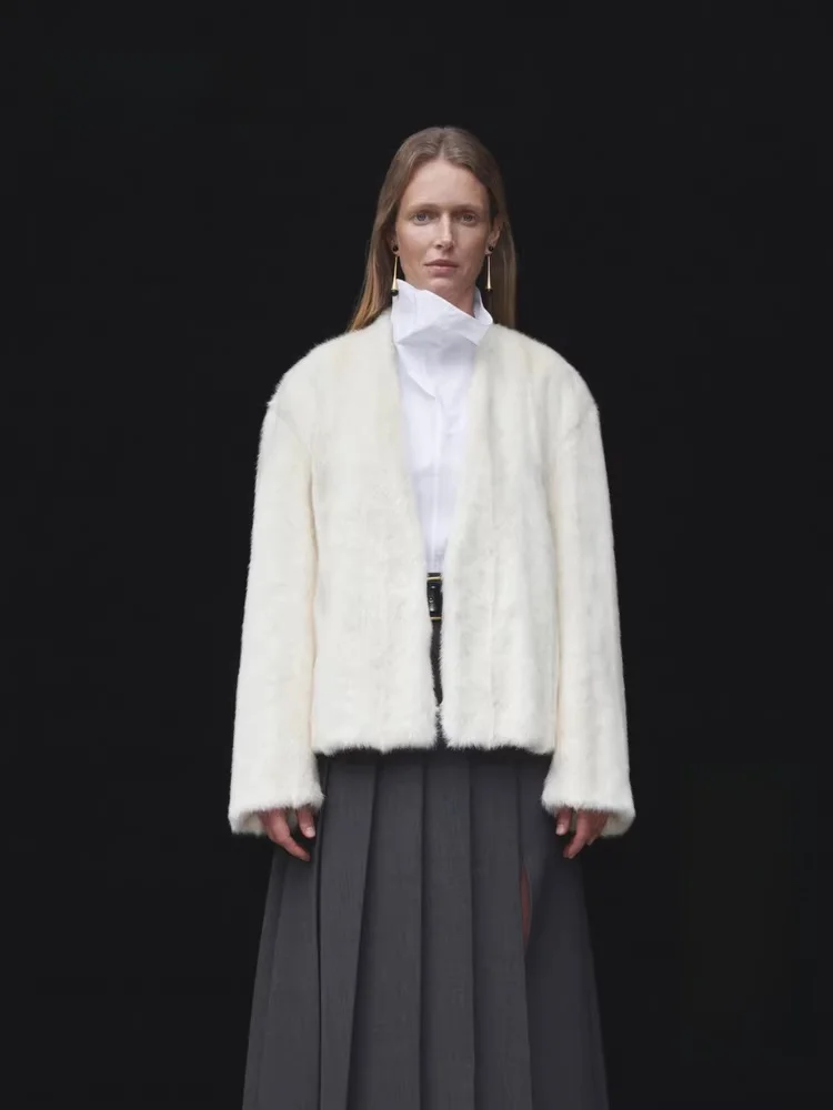 Пальто из искусственного меха серии P в бежевом цвете для женщин, с V-образным вырезом и длинными рукавами, коллекция Зима 2023, модная верхняя одежда
Пальто из искусственного меха серии P в бежевом цвете для женщин, с V-образным вырезом и длинными рукавами, коллекция Зима 2023, модная верхняя одежда