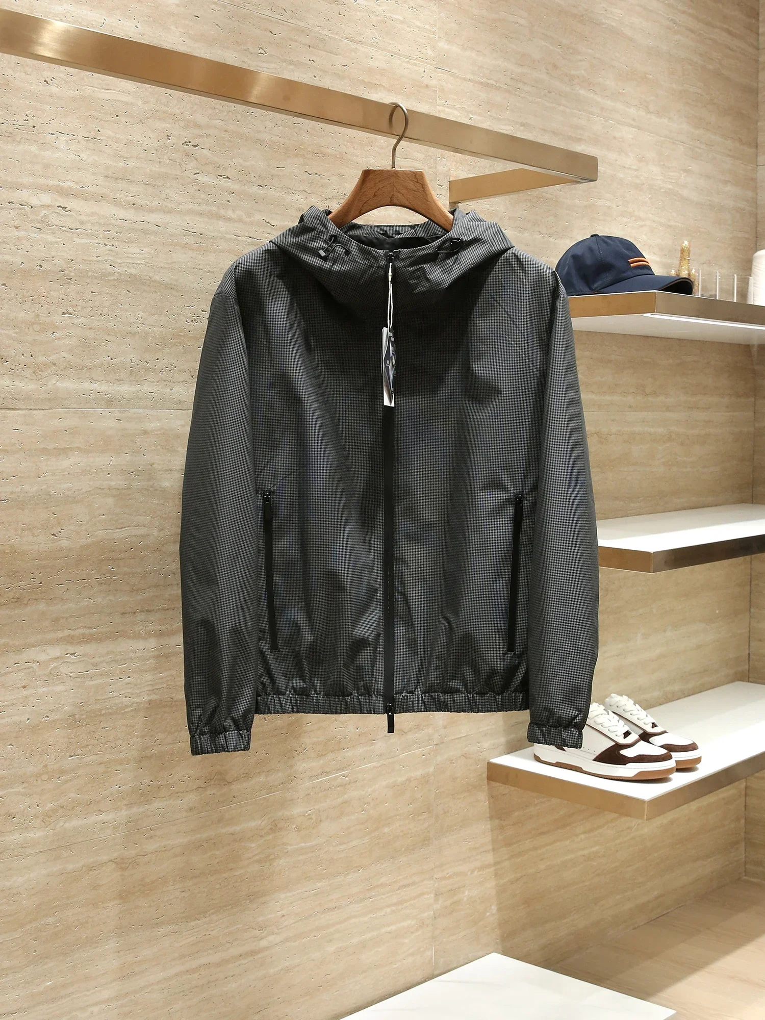 Outdoor windproof and waterproof fabric high-end men's casual hooded jacket
Outdoor windproof and waterproof fabric high-end men's casual hooded jacket