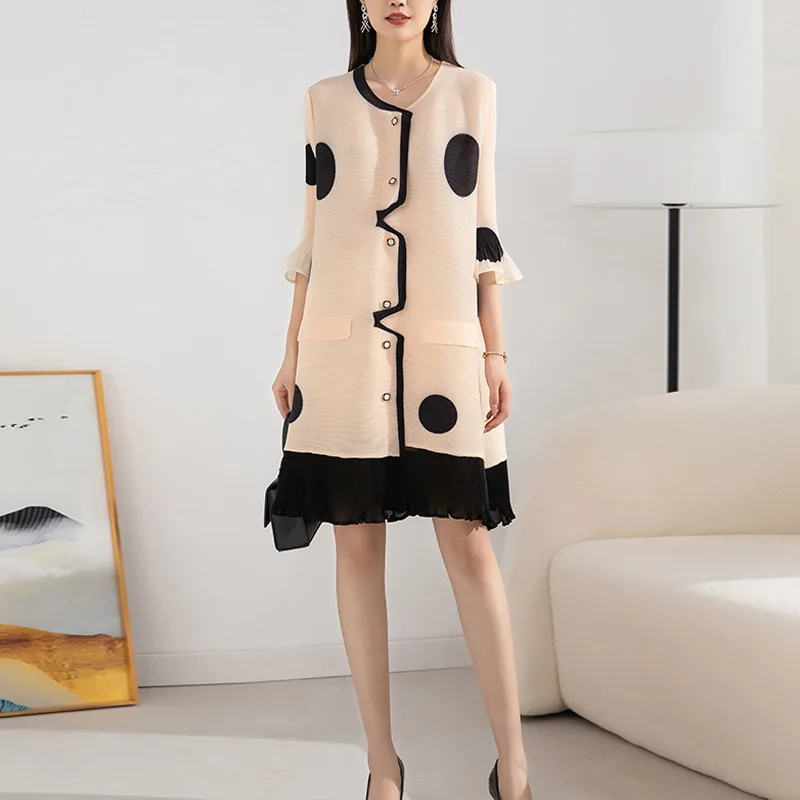 2022 autumn print single breasted loose dress miyake pleated casual thin vintage folda dress coat for women
2022 autumn print single breasted loose dress miyake pleated casual thin vintage folda dress coat for women
