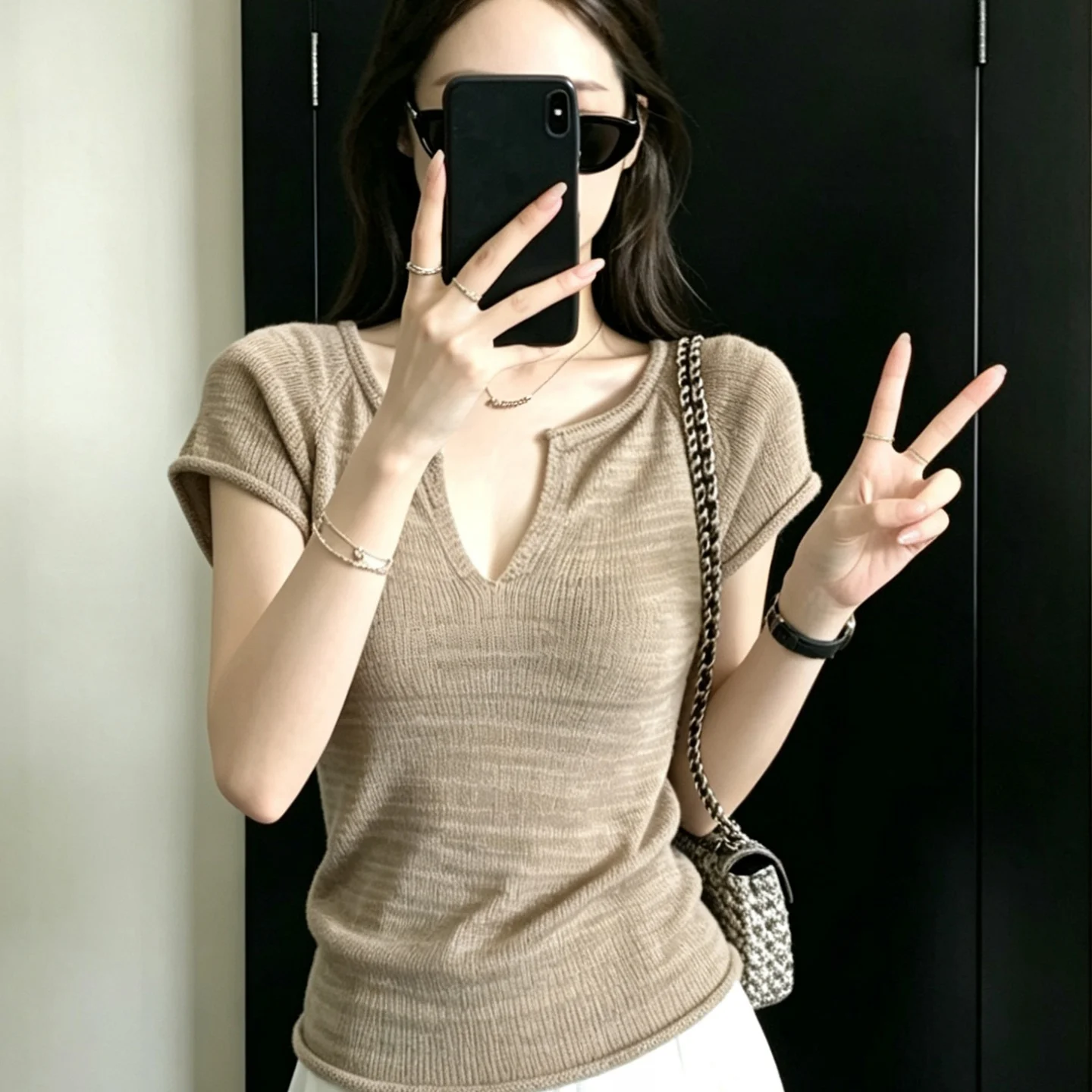 Retro Sexy V-Neck Cuffed Design Short Sleeve T-Shirt Women Summer New Slimming Casual Versatile Top Trendy Soft Cotton Knitwear
Retro Sexy V-Neck Cuffed Design Short Sleeve T-Shirt Women Summer New Slimming Casual Versatile Top Trendy Soft Cotton Knitwear