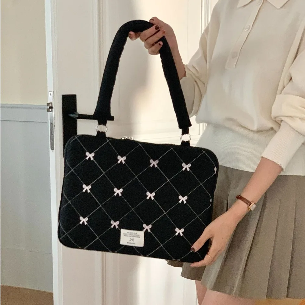 Embroidered Bow Business Briefcases Large Capacity Handbag Document Tote Bolsas Shoulder Bag File Folder Laptop Sleeve Case Bag
Embroidered Bow Business Briefcases Large Capacity Handbag Document Tote Bolsas Shoulder Bag File Folder Laptop Sleeve Case Bag