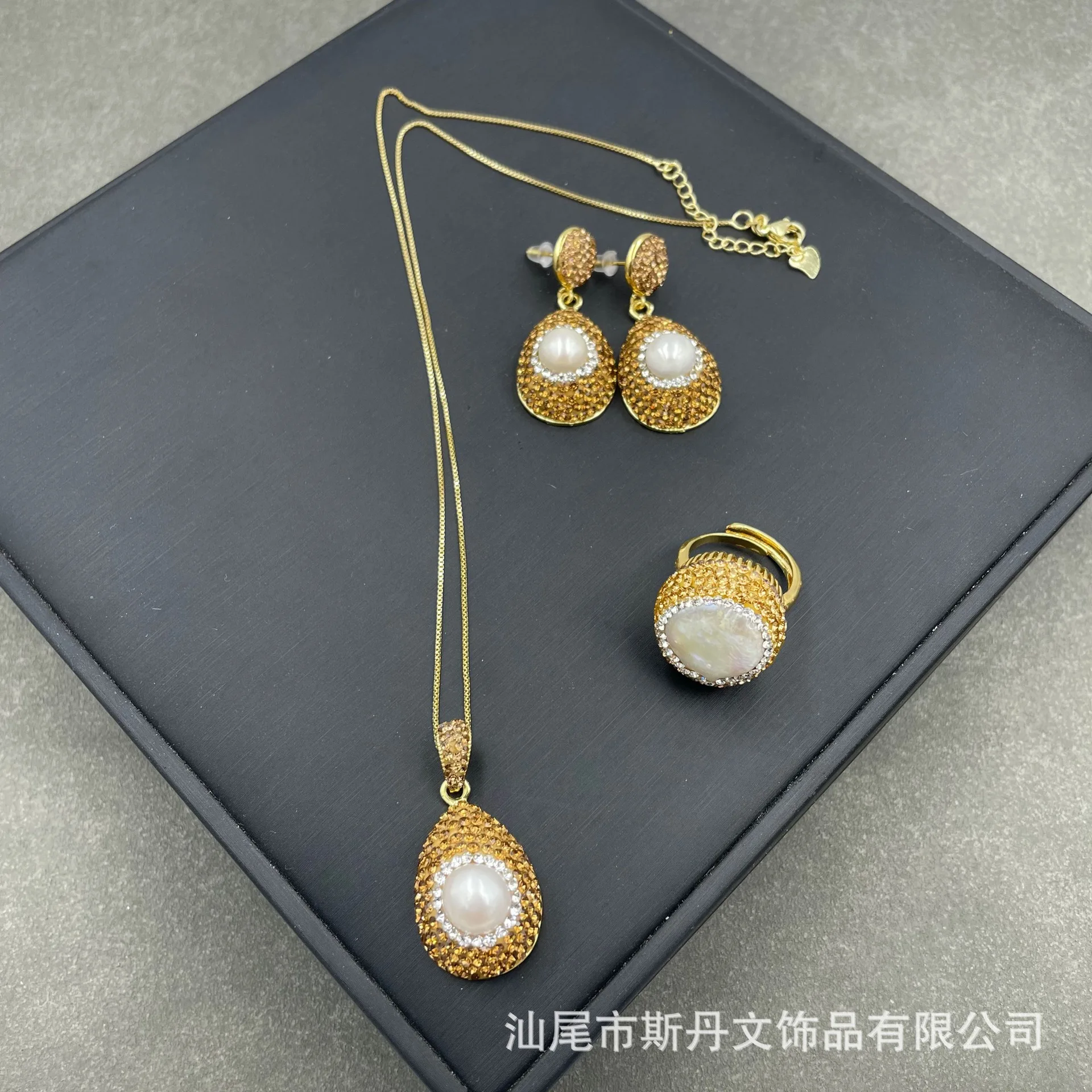 Baroque freshwater pearl inlay set, literary and retro high-end light luxury crystal, necklace, earrings, ring.
Baroque freshwater pearl inlay set, literary and retro high-end light luxury crystal, necklace, earrings, ring.