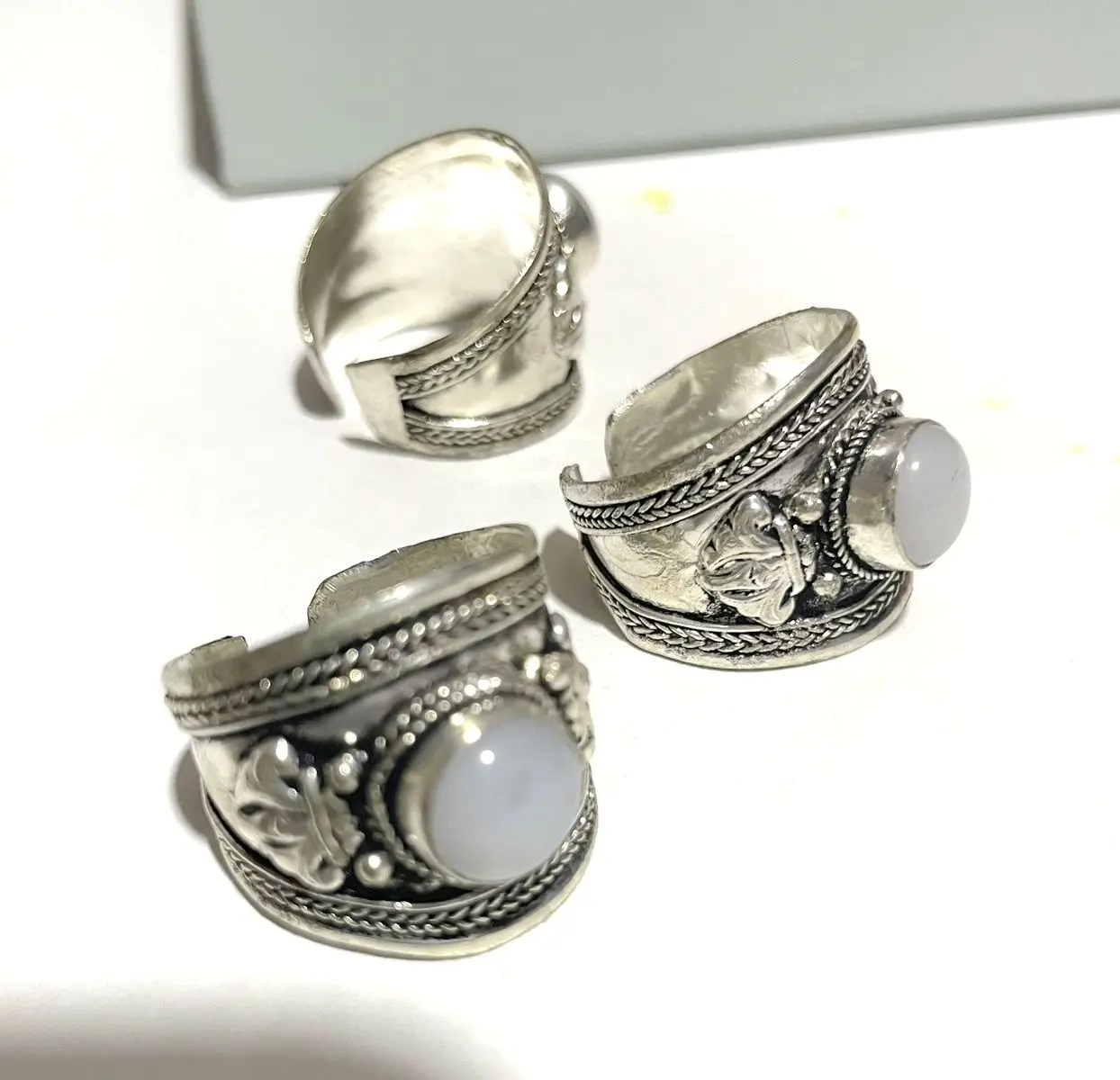 5Pcs / Set Antique Tibetan Silver White Moonstone Open Rings Jewelry for Woman Girl Man Adjustable Size
5Pcs / Set Antique Tibetan Silver White Moonstone Open Rings Jewelry for Woman Girl Man Adjustable Size