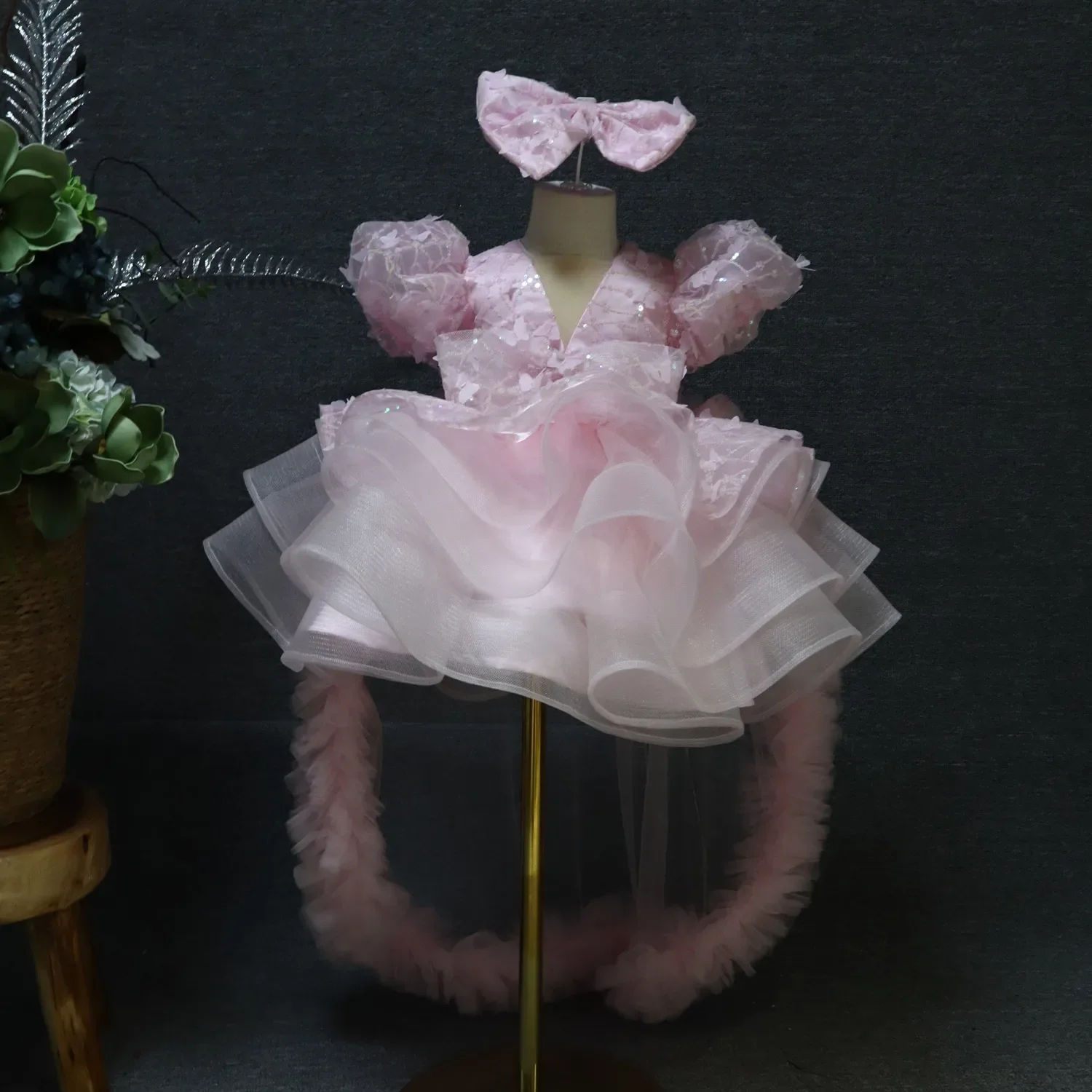 Butterfly pattern with train short flower children's dress, suitable for parties, weddings
Butterfly pattern with train short flower children's dress, suitable for parties, weddings
