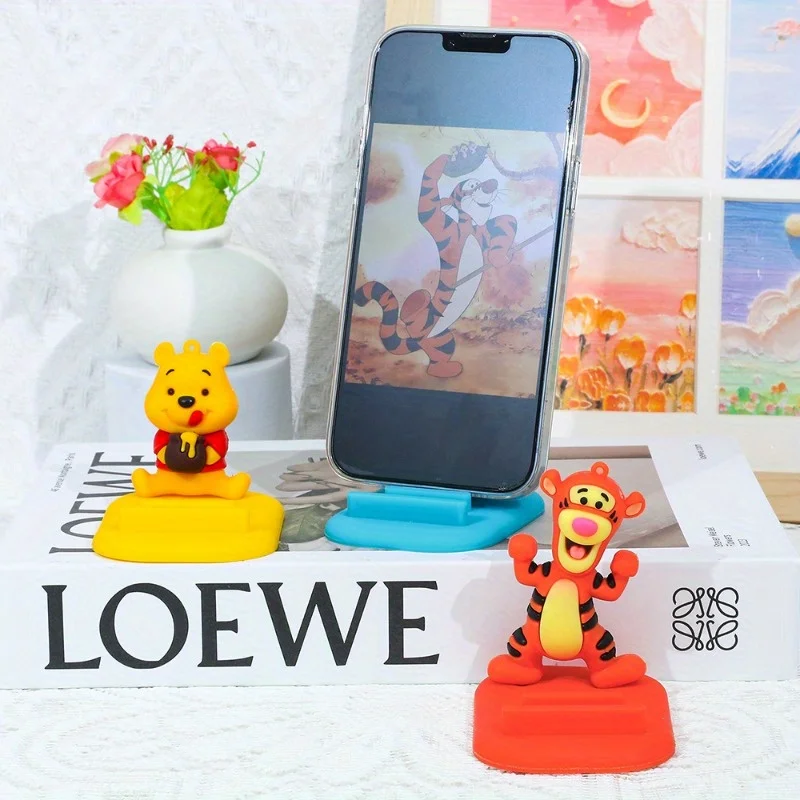 Disney Creative new Winnie the Pooh mobile phone stand decoration desktop ornament tablet support stand lazy drama god tool
Disney Creative new Winnie the Pooh mobile phone stand decoration desktop ornament tablet support stand lazy drama god tool