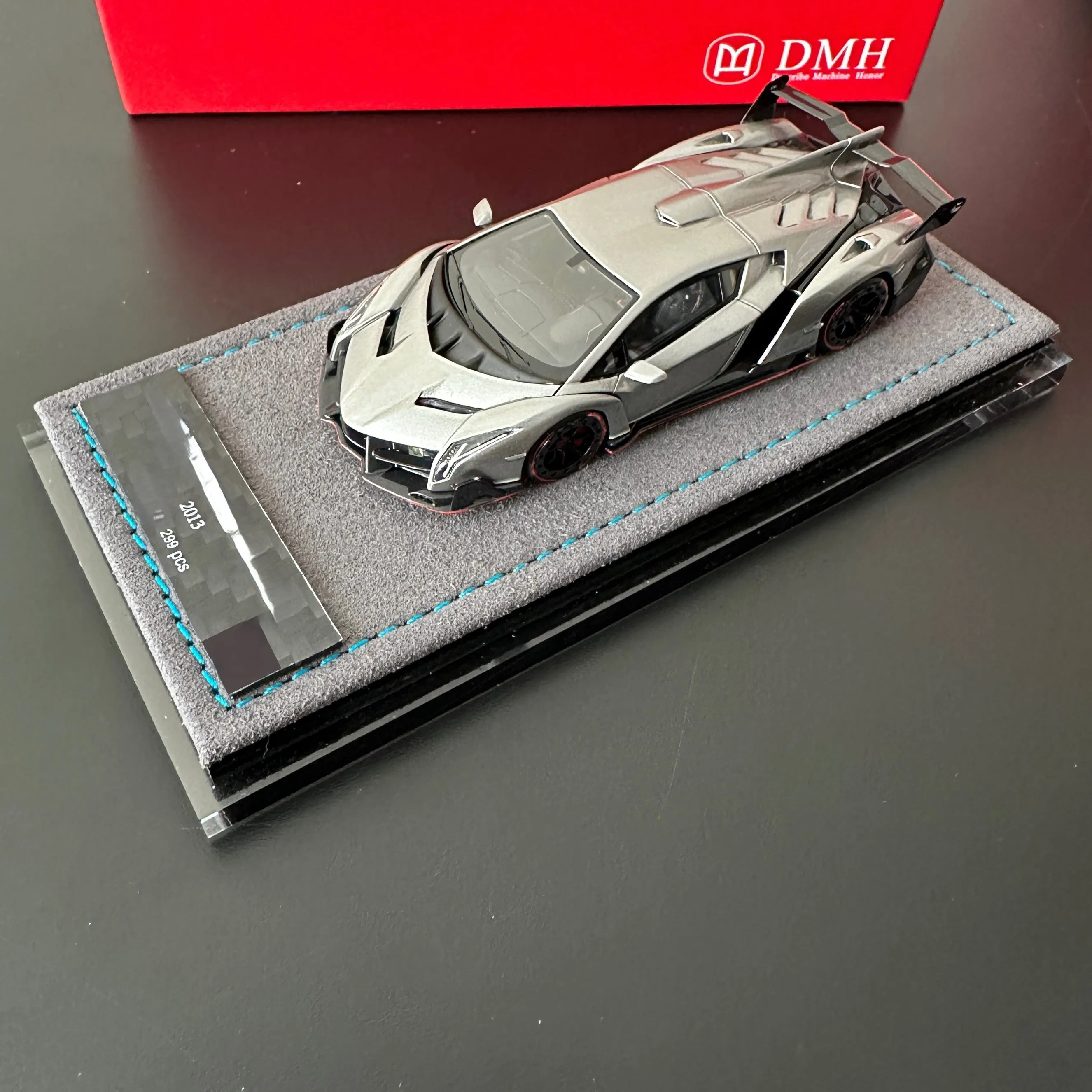DMH x RW 1:64 VENENO Ice blue, green, silver Limited edition resin car model Collection gift
DMH x RW 1:64 VENENO Ice blue, green, silver Limited edition resin car model Collection gift