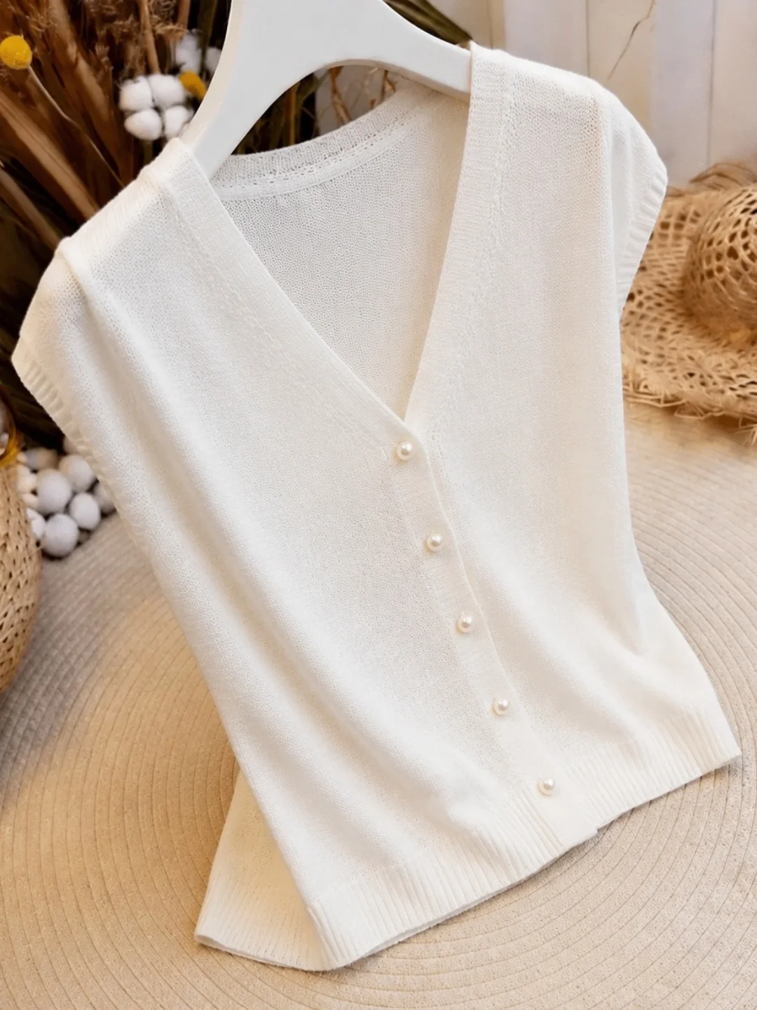 Pure Color Ice Silk Knitted Cardigan V-Neck Single Button Commute Design Summer 2026 Korean Style Straight Cut Knitwear
Pure Color Ice Silk Knitted Cardigan V-Neck Single Button Commute Design Summer 2026 Korean Style Straight Cut Knitwear