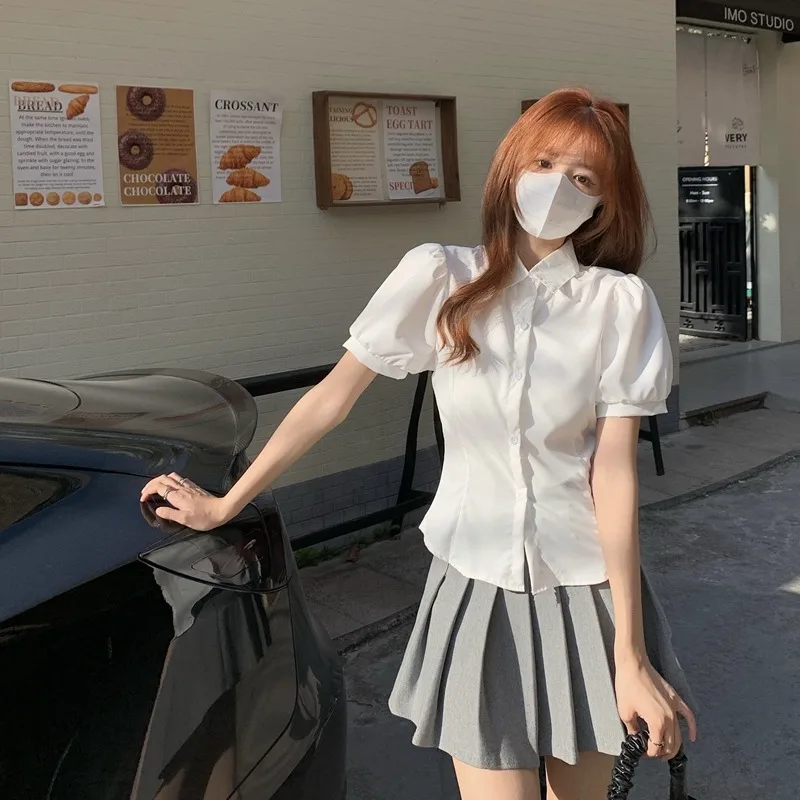 Модная белая блузка с коротким рукавом-фонариком для женщин: дизайнерская новинка лета, приталенный крой для офиса и повседневной носки.
Модная белая блузка с коротким рукавом-фонариком для женщин: дизайнерская новинка лета, приталенный крой для офиса и повседневной носки.