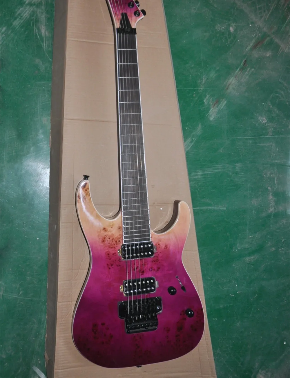 7-струнная электрогитара с черной фурнитурой, грифом из палисандра, грифом через корпус, обеспечивающим индивидуальным сервисом
7-струнная электрогитара с черной фурнитурой, грифом из палисандра, грифом через корпус, обеспечивающим индивидуальным сервисом