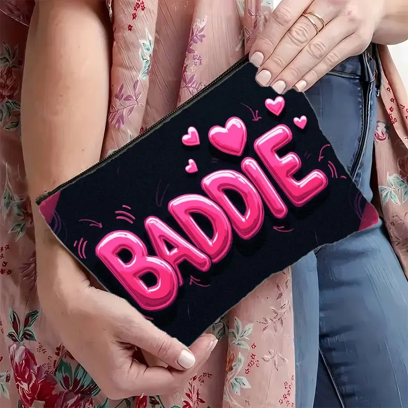 Косметичка BADDIE с рисунком розового сердца — косметический органайзер с яркими розовыми надписями, легкая сумка на молнии для женщин и девочек
Косметичка BADDIE с рисунком розового сердца — косметический органайзер с яркими розовыми надписями, легкая сумка на молнии для женщин и девочек