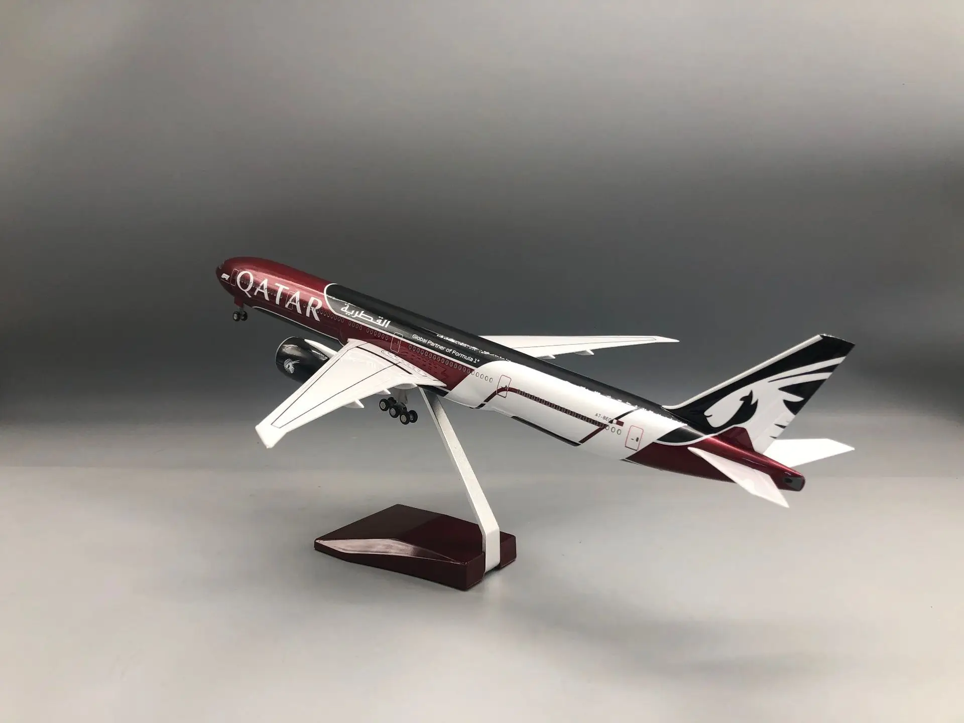Масштабная модель самолета Qatar Airways B777-300, 47 см, из смолы, с подсветкой и колесами, коллекционный подарок
Масштабная модель самолета Qatar Airways B777-300, 47 см, из смолы, с подсветкой и колесами, коллекционный подарок