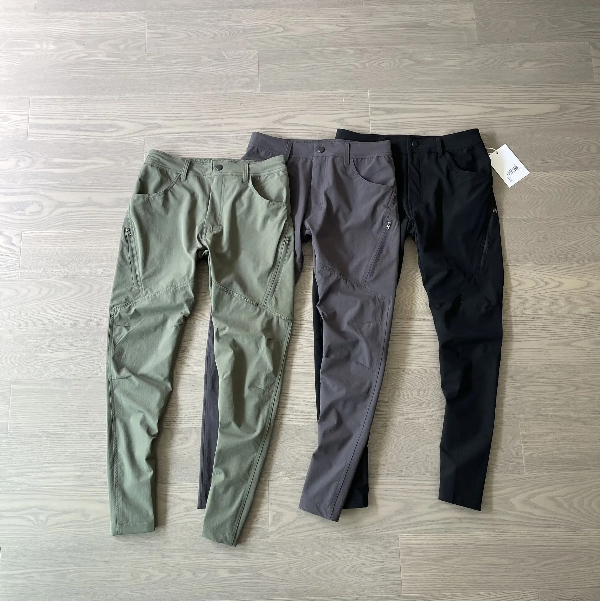 Men's long-lasting water- and wind-resistant hiking pants Stretchy hiking fabric.
Men's long-lasting water- and wind-resistant hiking pants Stretchy hiking fabric.