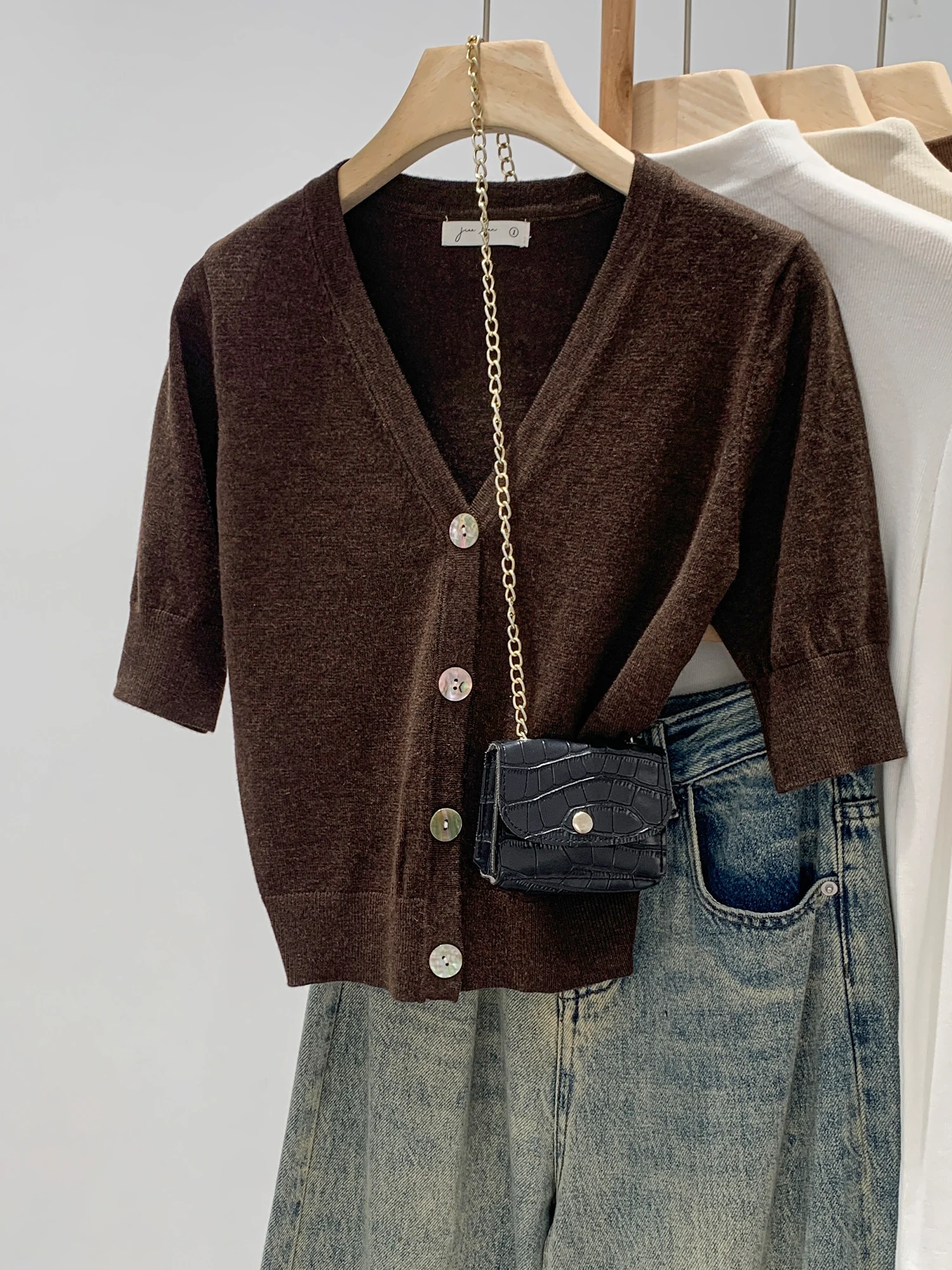 Kagawa Beautiful V-Neck Button Bubble Sleeve Knitted Open Cardigan Women Summer 2026 New Popular Top Soft Nylon Blend Knitwear
Kagawa Beautiful V-Neck Button Bubble Sleeve Knitted Open Cardigan Women Summer 2026 New Popular Top Soft Nylon Blend Knitwear