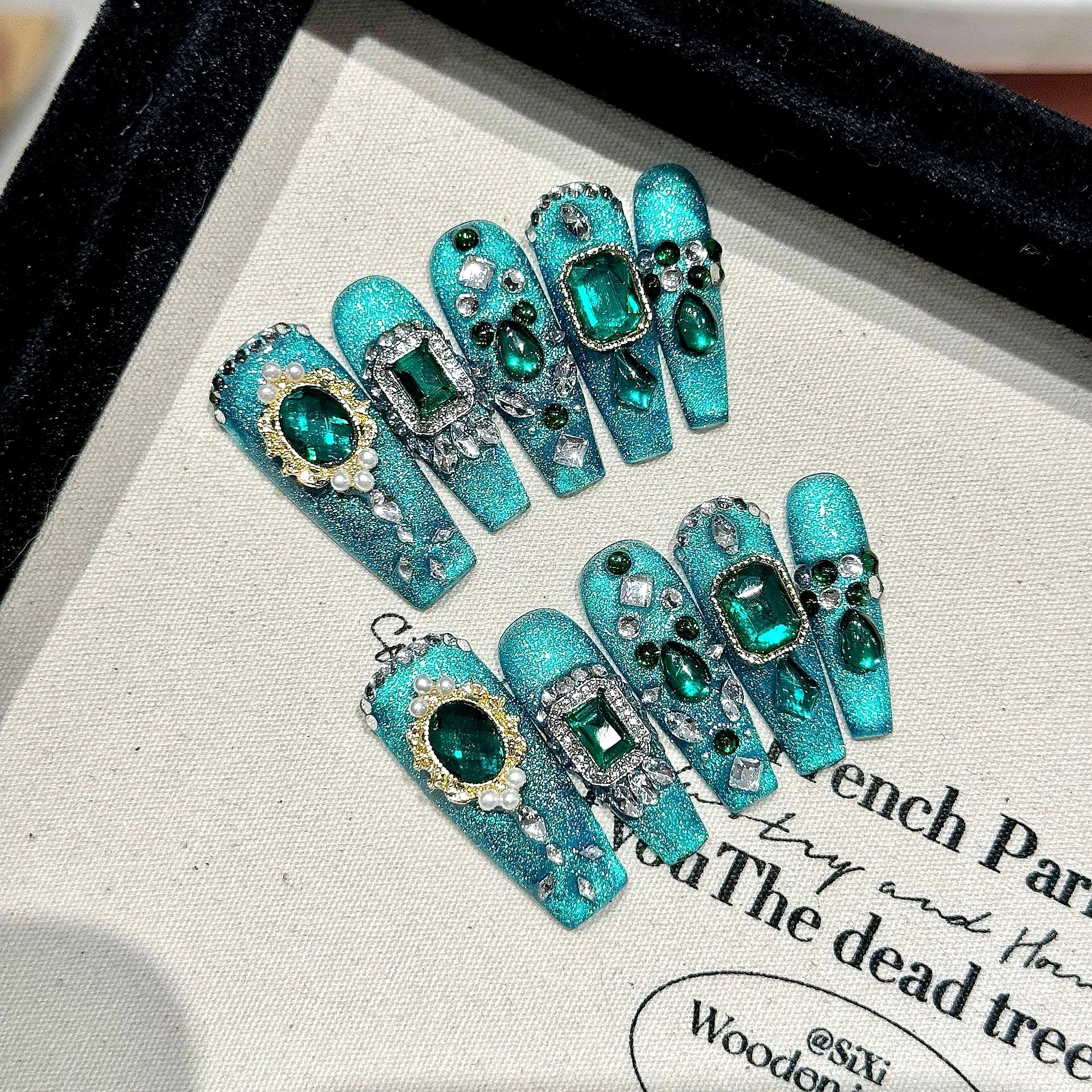 Emerald Classy Whitening and Sparkling Classy Series Nail Art Fashion Manicure
Emerald Classy Whitening and Sparkling Classy Series Nail Art Fashion Manicure