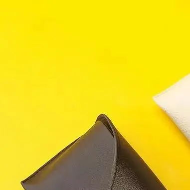 Luxury Leather Eyewear Case Solid Color; Pressure Resistant Sunglasses Storage Box
Luxury Leather Eyewear Case Solid Color; Pressure Resistant Sunglasses Storage Box