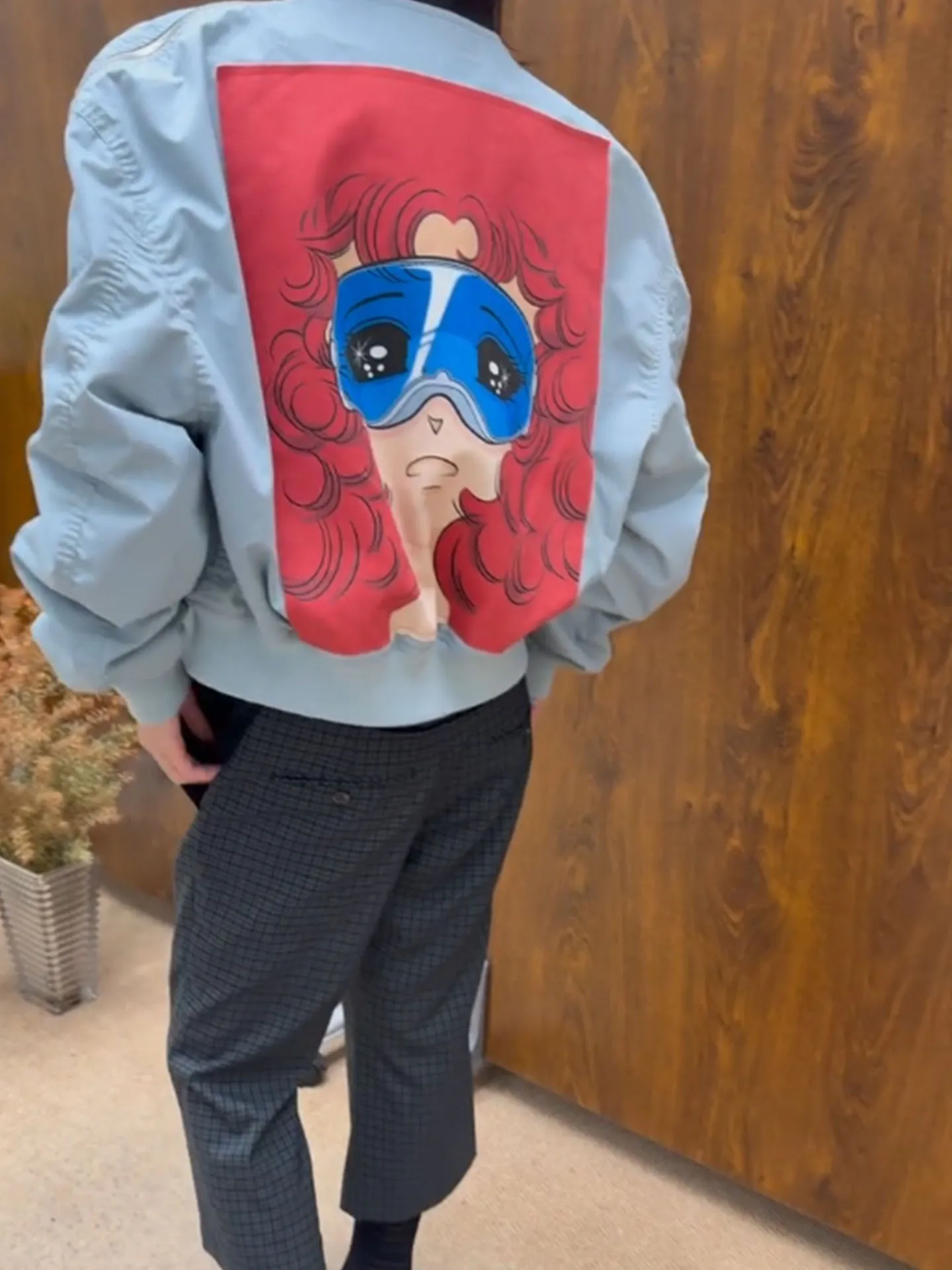 Женская весенняя куртка 2026 с синим мультяшным принтом, воротником-стойкой, модная, с индивидуальным дизайном, приталенная, верхняя одежда
Женская весенняя куртка 2026 с синим мультяшным принтом, воротником-стойкой, модная, с индивидуальным дизайном, приталенная, верхняя одежда