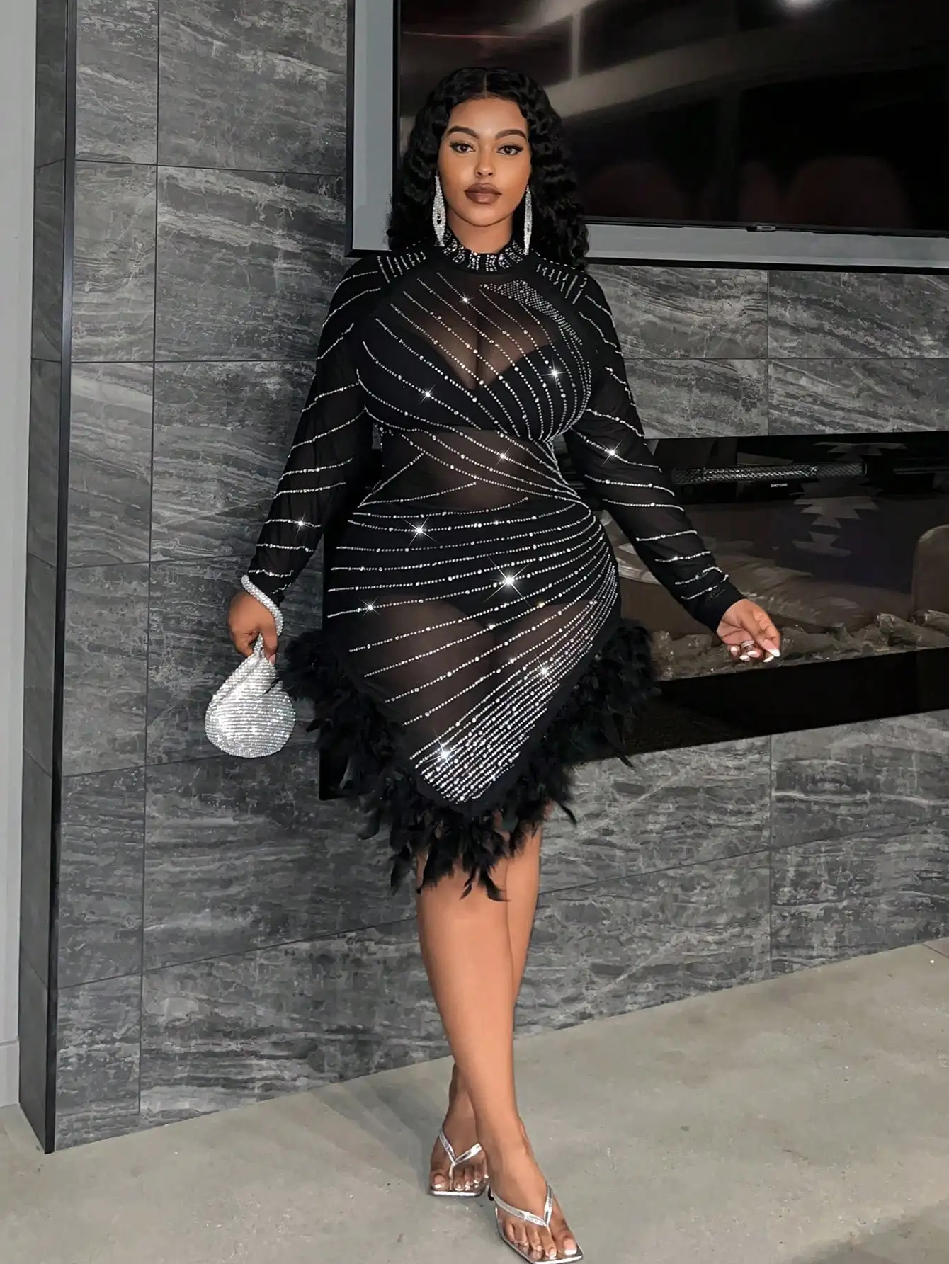 Slaydiva Plus Size Rhinestone Feather Mini Dress for Party Nightclub
Slaydiva Plus Size Rhinestone Feather Mini Dress for Party Nightclub