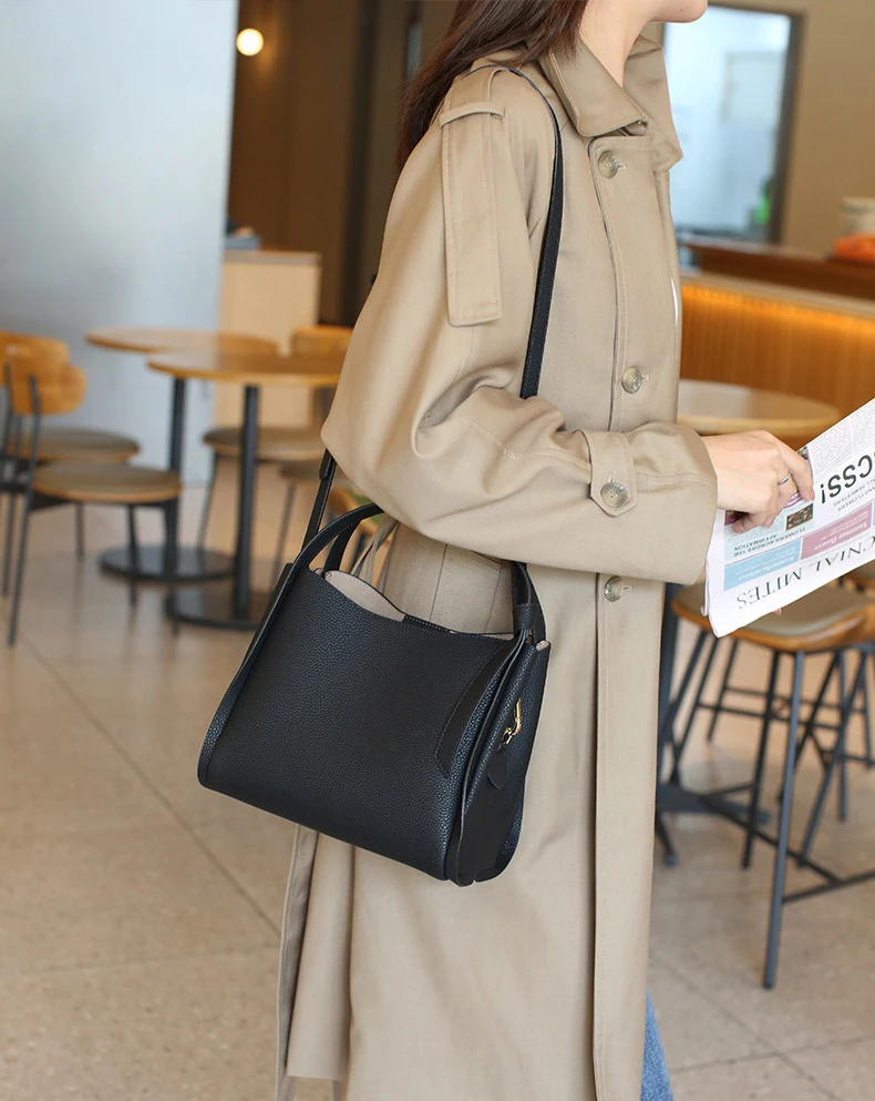 Genuine Leather / Handbag / First Layer Cowhide / Crossbody Bag / Clutch / Versatile / Bucket Bag 6905 / High-end / Large Capacity / Vegetable Basket Bag
Genuine Leather / Handbag / First Layer Cowhide / Crossbody Bag / Clutch / Versatile / Bucket Bag 6905 / High-end / Large Capacity / Vegetable Basket Bag