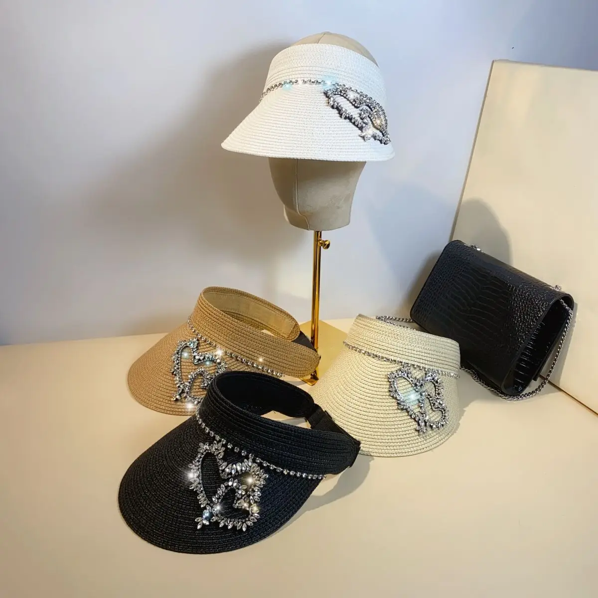 Women's Hat Designer Love Diamond Straw Knitted Hollow Top Hat Fashion Travel Sunshade Sunscreen Headless Straw Hat
Women's Hat Designer Love Diamond Straw Knitted Hollow Top Hat Fashion Travel Sunshade Sunscreen Headless Straw Hat