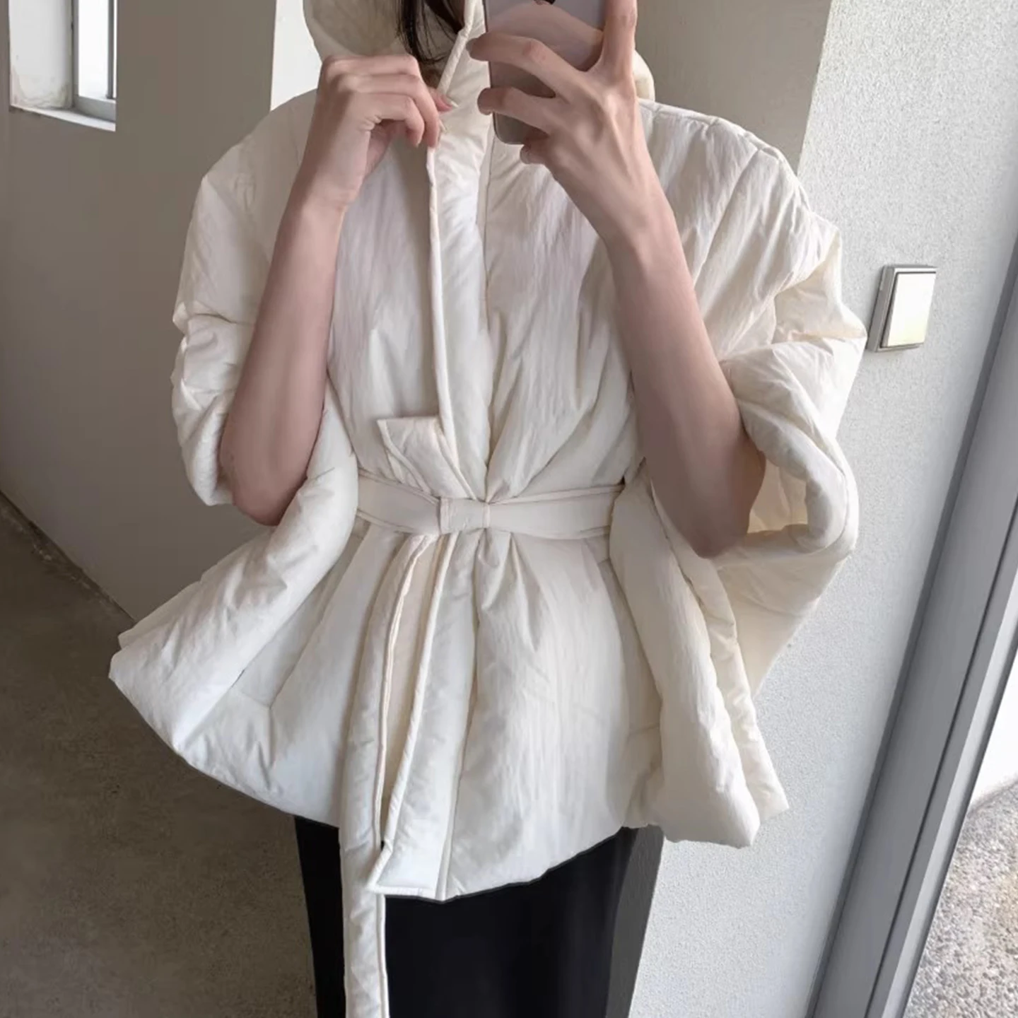 Хлопковое пальто Ele Jaet с поясом с застежкой на талии, дизайн с капюшоном, универсальный топ на зиму 2025 года, корейский Sle
Хлопковое пальто Ele Jaet с поясом с застежкой на талии, дизайн с капюшоном, универсальный топ на зиму 2025 года, корейский Sle