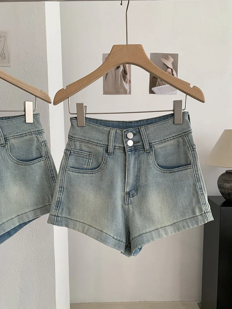 Fashion Women Denim Shorts Korean Style Retro Double Button High Waist Hot Pants 2026 Summer New High Street Versatile Shorts
Fashion Women Denim Shorts Korean Style Retro Double Button High Waist Hot Pants 2026 Summer New High Street Versatile Shorts