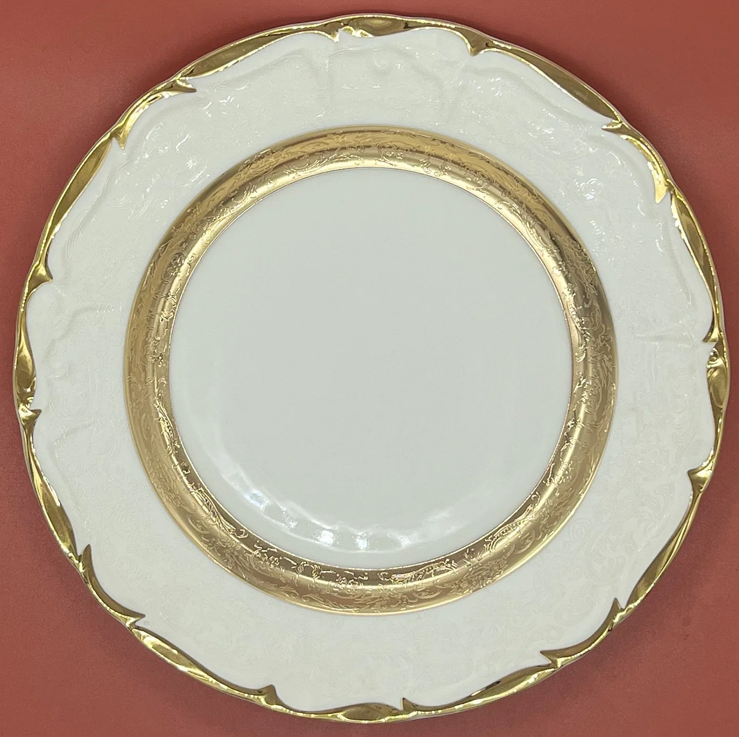 Gold-Edged Bone China Plate 105 Inch round Dish Embossed Design European Style Dining Utensils for Elegant Home Use
Gold-Edged Bone China Plate 105 Inch round Dish Embossed Design European Style Dining Utensils for Elegant Home Use