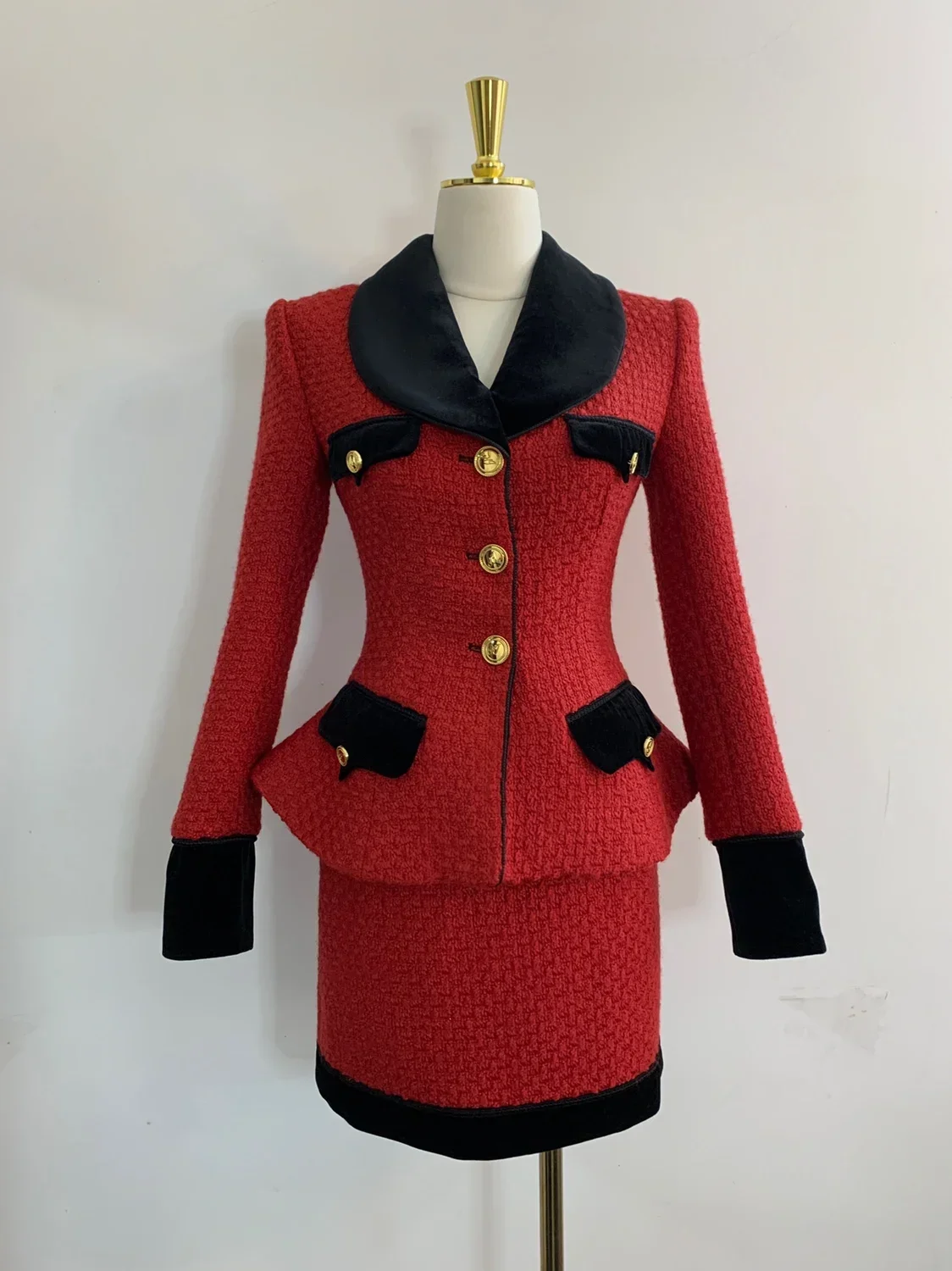 2023 Early Spring Design Luxury Fashion Red Tweed Short Coat Jacket Women Suit Pink Ladies Temperament Elegant A-Line Skirt Set
2023 Early Spring Design Luxury Fashion Red Tweed Short Coat Jacket Women Suit Pink Ladies Temperament Elegant A-Line Skirt Set