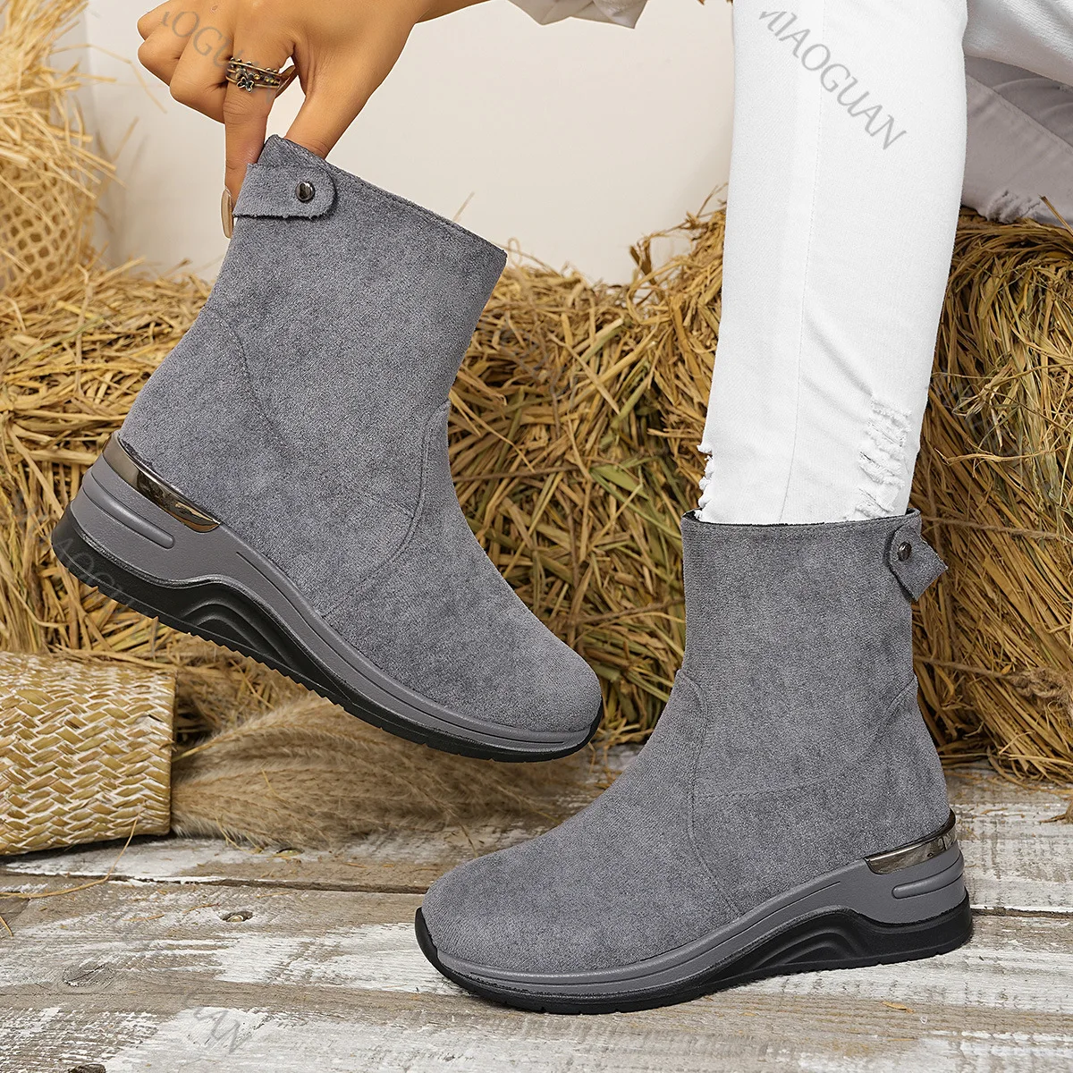 Retro Short Boots Autumn and Winter Platform Wedges Suede Females Shoes Casual Side Zipper Round Head Solid Botas Femininas
Retro Short Boots Autumn and Winter Platform Wedges Suede Females Shoes Casual Side Zipper Round Head Solid Botas Femininas