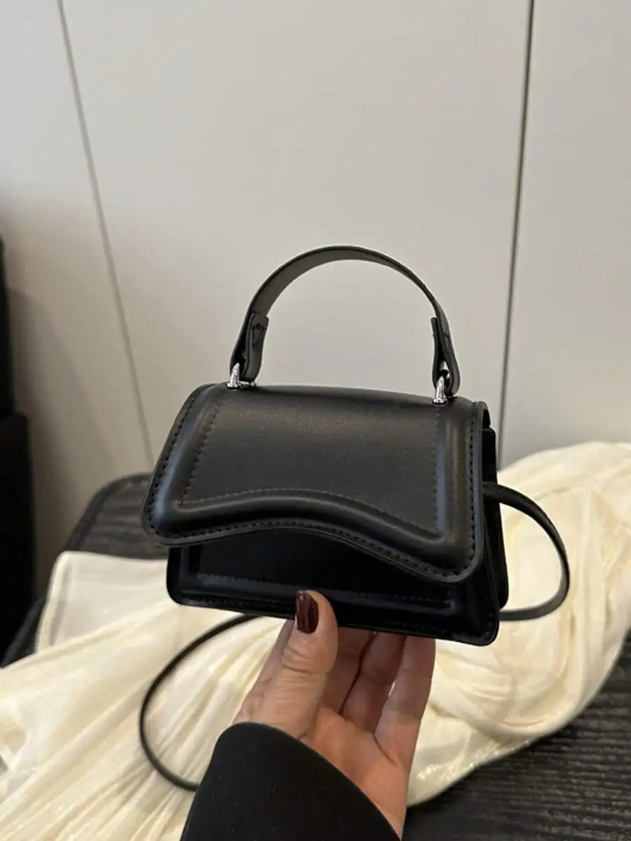 Миниатюрная черная сумка-клатч с верхней ручкой и ремешком через плечо
Миниатюрная черная сумка-клатч с верхней ручкой и ремешком через плечо