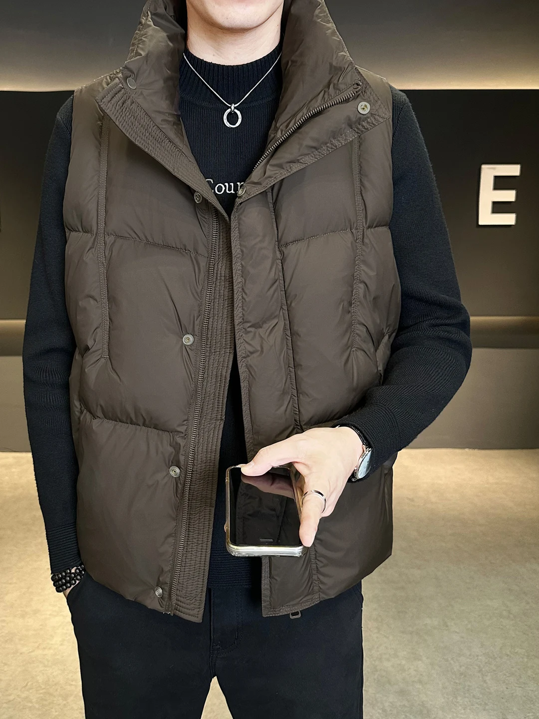 Молодежный утепленный мужской пуховый жилет в стиле INS Hong Kong с воротником-стойкой, без рукавов, для осени и зимы, трендовая верхняя одежда
Молодежный утепленный мужской пуховый жилет в стиле INS Hong Kong с воротником-стойкой, без рукавов, для осени и зимы, трендовая верхняя одежда