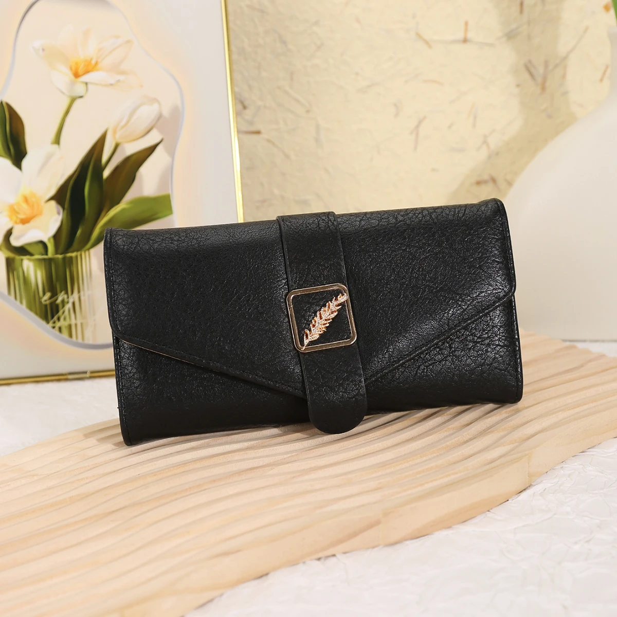Женский длинный кошелек, большая вместимость, винтажный стиль, модный и высококачественный, несколько слотов для карт, тройной кошелек, клатч.
Женский длинный кошелек, большая вместимость, винтажный стиль, модный и высококачественный, несколько слотов для карт, тройной кошелек, клатч.