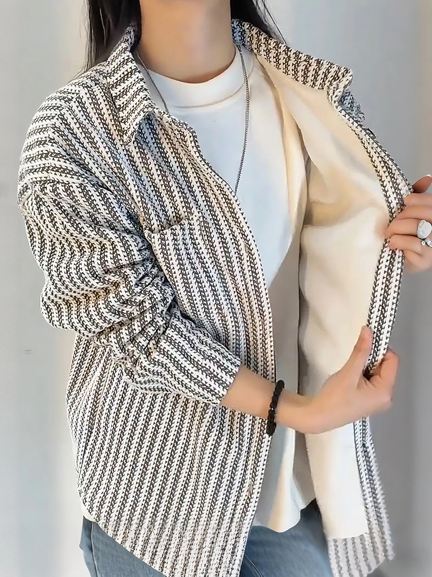 White Fibone Pattern Fce Lined Long Sve Men's irt Jaet Winter Warm Turn-down Collar American Sle Polyester Fiber
White Fibone Pattern Fce Lined Long Sve Men's irt Jaet Winter Warm Turn-down Collar American Sle Polyester Fiber