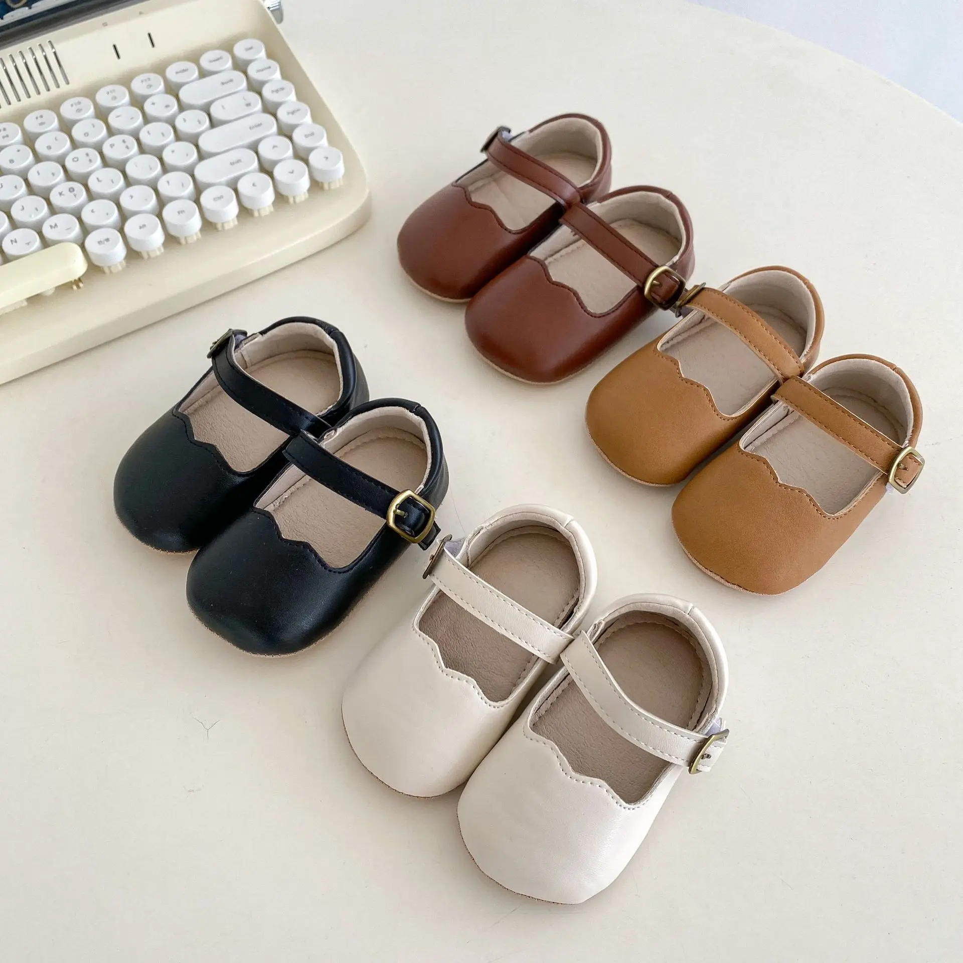 2025 Spring Baby Girl PU Leather Shoes Ripple Design Soft Sole Non-Slip Durable 5-18 Months Multiple Colors
2025 Spring Baby Girl PU Leather Shoes Ripple Design Soft Sole Non-Slip Durable 5-18 Months Multiple Colors