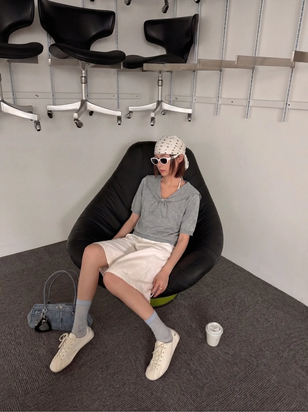 Модный вязаный свитер Sweet Style с блестящим бантом, коротким рукавом и темно-синим воротником, женская мода весна-лето, из блестящего полиэфирного волокна
Модный вязаный свитер Sweet Style с блестящим бантом, коротким рукавом и темно-синим воротником, женская мода весна-лето, из блестящего полиэфирного волокна