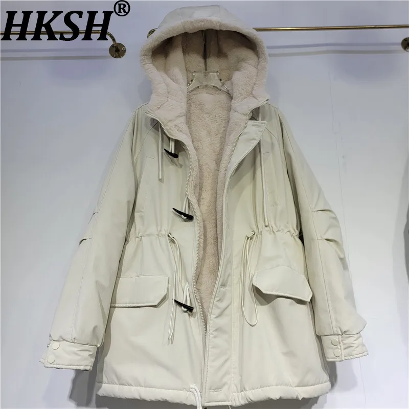 HKSH 2025 новое зимнее женское теплое пальто с капюшоном, однобортное, с завязками на талии, универсальная, модная, элегантная, утепленная куртка HK14619
HKSH 2025 новое зимнее женское теплое пальто с капюшоном, однобортное, с завязками на талии, универсальная, модная, элегантная, утепленная куртка HK14619