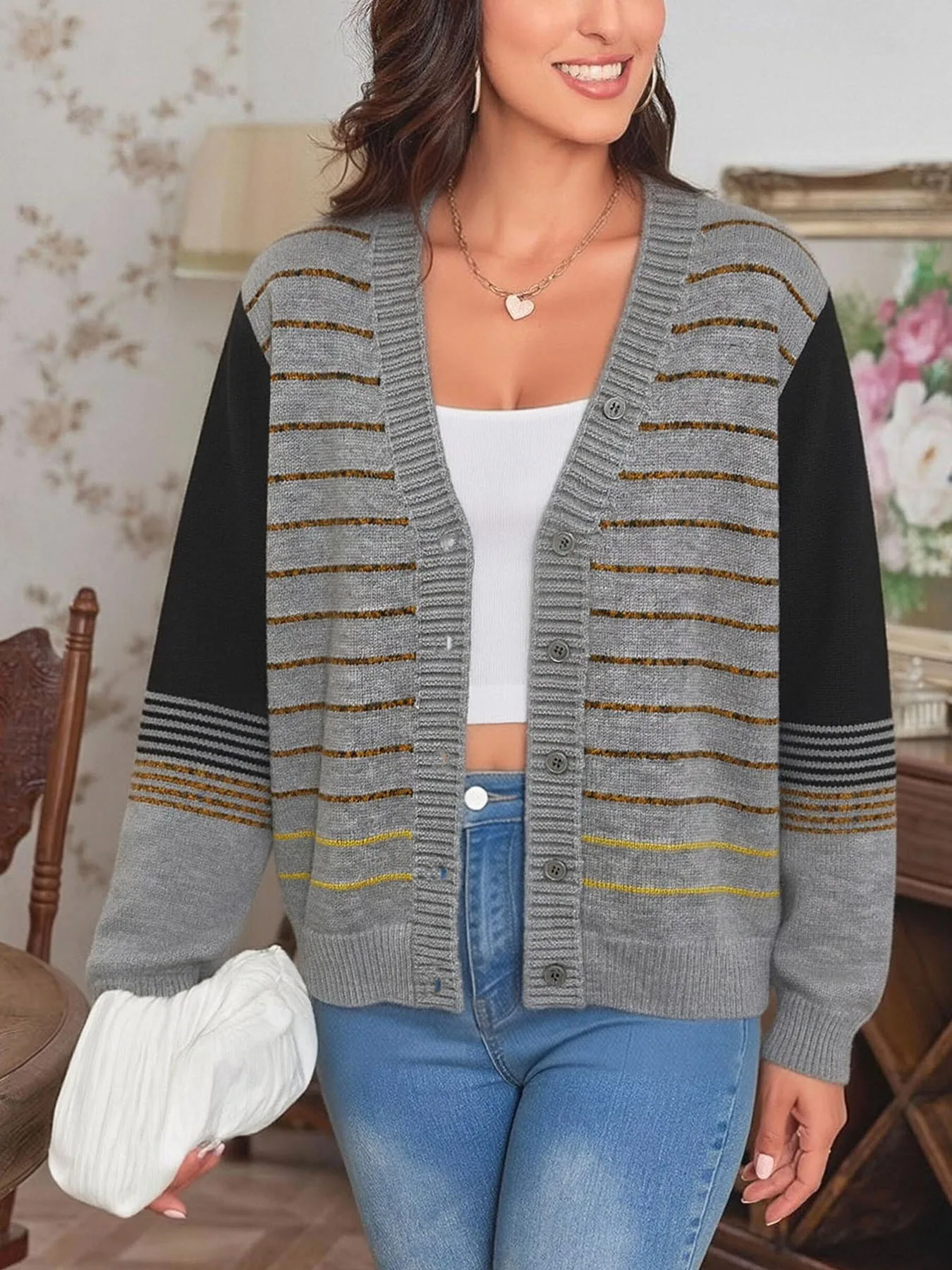 Новый модный женский вязаный кардиган в полоску с контрастными вставками, на одной пуговице, повседневный, универсальный, с V-образным вырезом, с длинными рукавами
Новый модный женский вязаный кардиган в полоску с контрастными вставками, на одной пуговице, повседневный, универсальный, с V-образным вырезом, с длинными рукавами