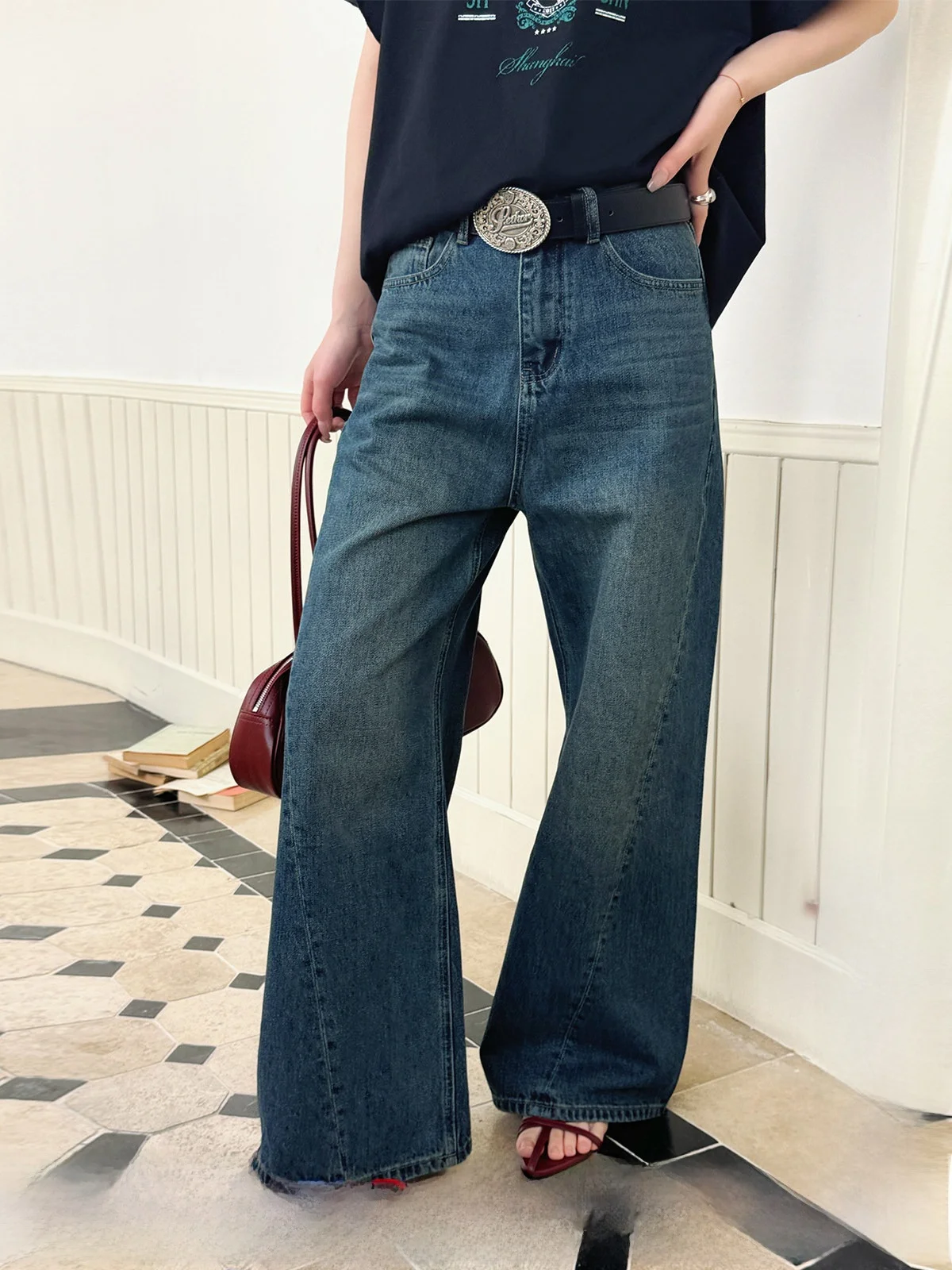 Джинсы-клеш с высокой талией в винтажном стиле DEARSOCUTE, прямые синие джинсовые брюки ручной работы для женщин
Джинсы-клеш с высокой талией в винтажном стиле DEARSOCUTE, прямые синие джинсовые брюки ручной работы для женщин