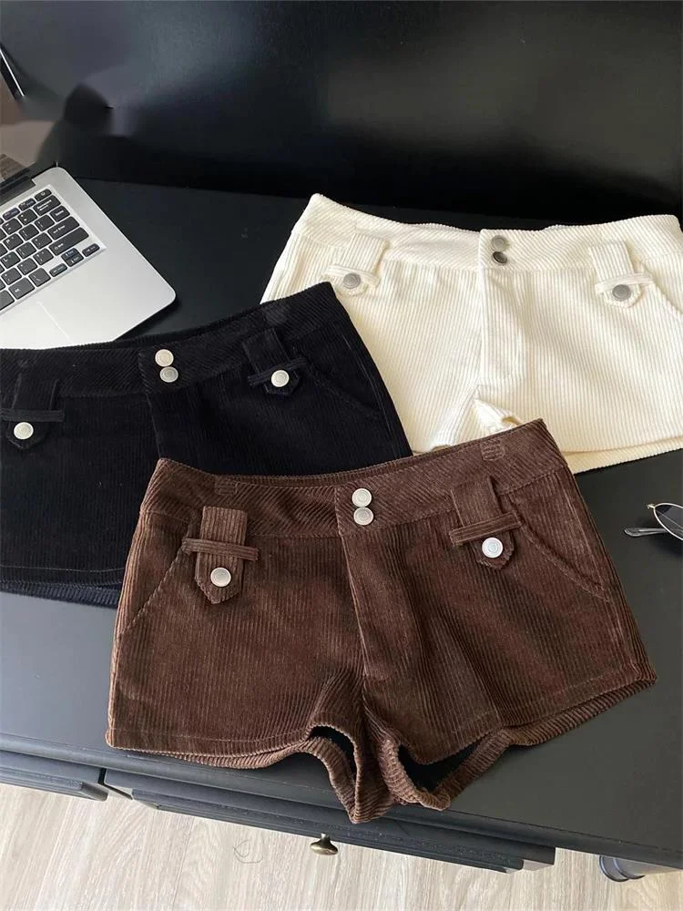 Осенние вельветовые шорты, простые, однотонные, универсальные, с низкой талией, с металлическими пуговицами, женские, классические, шикарные, в стиле Y2K, винтажные.
Осенние вельветовые шорты, простые, однотонные, универсальные, с низкой талией, с металлическими пуговицами, женские, классические, шикарные, в стиле Y2K, винтажные.