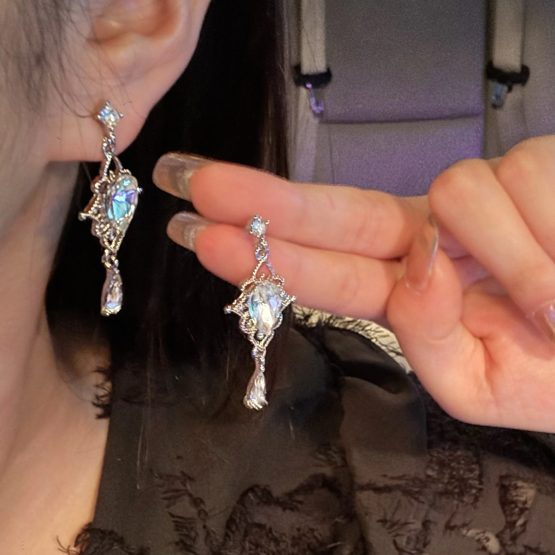 French Retro Style Shiny Waterdrop Crystal Drop Earrings for Women Fashion Silver Color Pendientes Flash Earrings Party Jewelry
French Retro Style Shiny Waterdrop Crystal Drop Earrings for Women Fashion Silver Color Pendientes Flash Earrings Party Jewelry