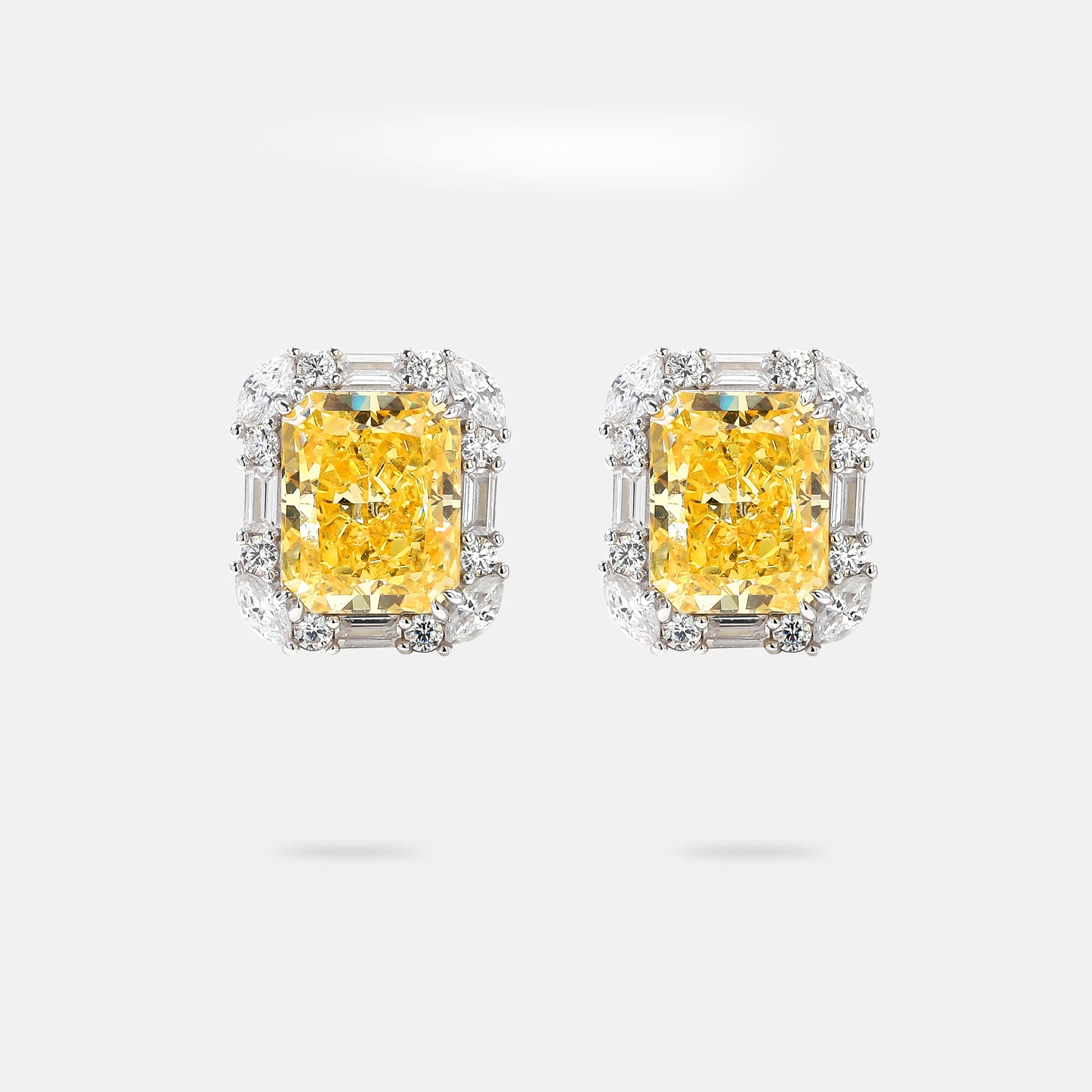 New Silver S925 Silver Earnail Light Luxury High Grade Electroplated Gold Diamond Ice Flower Cutting Earrings Wedding Jewelry
New Silver S925 Silver Earnail Light Luxury High Grade Electroplated Gold Diamond Ice Flower Cutting Earrings Wedding Jewelry