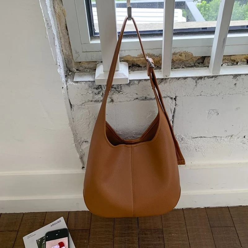 Women's Handbag Made Of Quality Leather Featuring Popular Classic Elegant And Trendy Design
Women's Handbag Made Of Quality Leather Featuring Popular Classic Elegant And Trendy Design