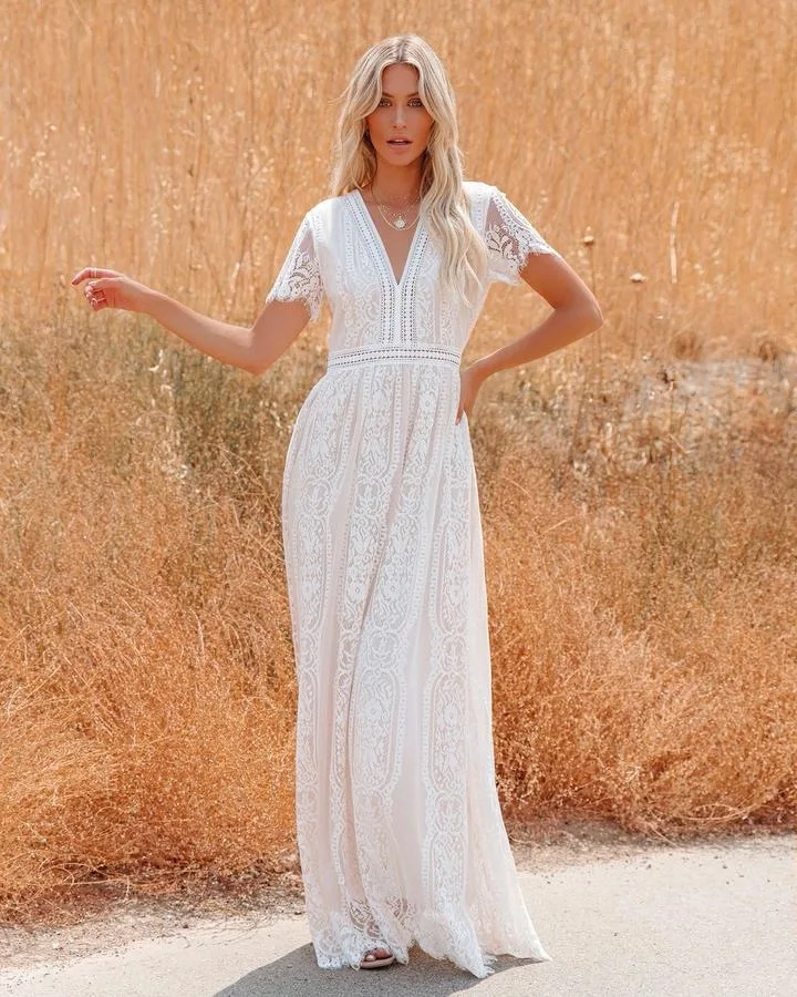 White autumn and winter autumn tulle dress European and American deep V pullover wedding dress sexy temperament elegant high-end
White autumn and winter autumn tulle dress European and American deep V pullover wedding dress sexy temperament elegant high-end