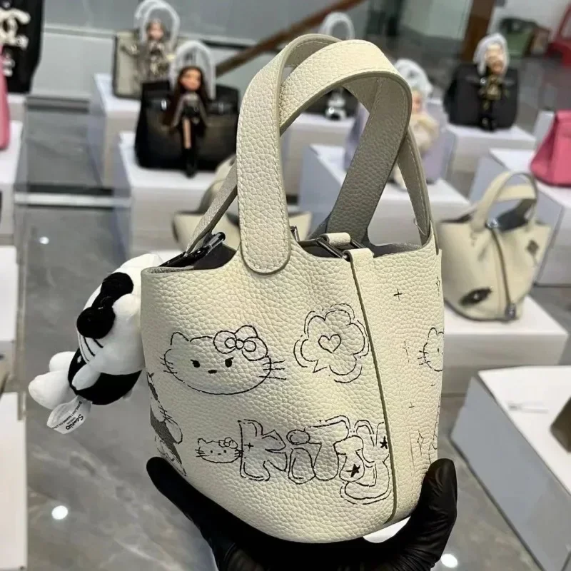 Hello Kitty Kawaii Anime MINISO Fashion Y2k Lovely Doll Graffiti Basket Bag Cute Casual Shoulder Crossbody Bag Gifts for Girls
Hello Kitty Kawaii Anime MINISO Fashion Y2k Lovely Doll Graffiti Basket Bag Cute Casual Shoulder Crossbody Bag Gifts for Girls