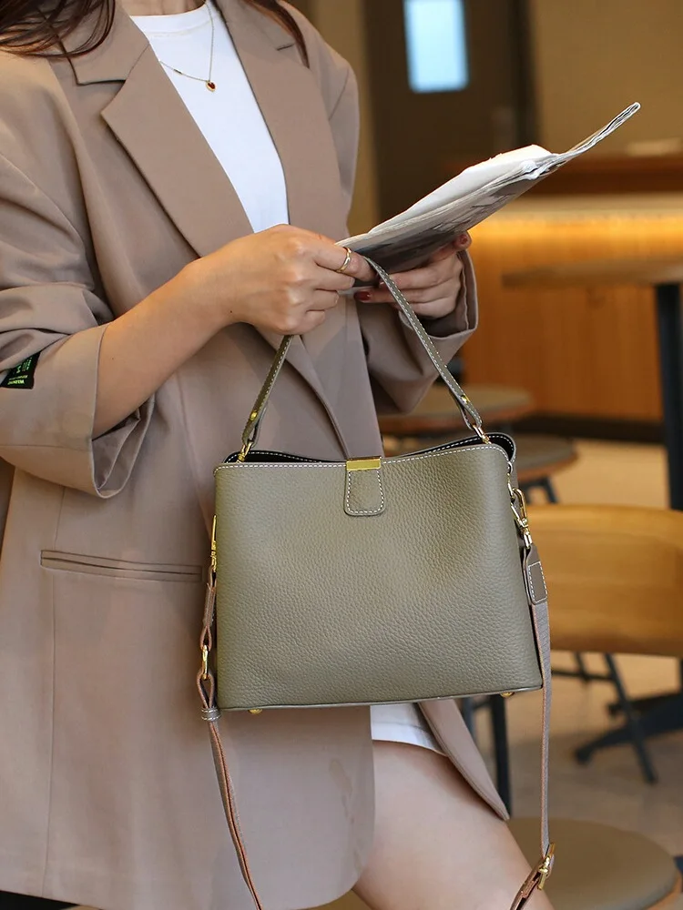 2025 New Women's Versatile Crossbody Bag Faionable Commuting Leather Handbag Large Capaci Buet Bag American Retro Sle
2025 New Women's Versatile Crossbody Bag Faionable Commuting Leather Handbag Large Capaci Buet Bag American Retro Sle